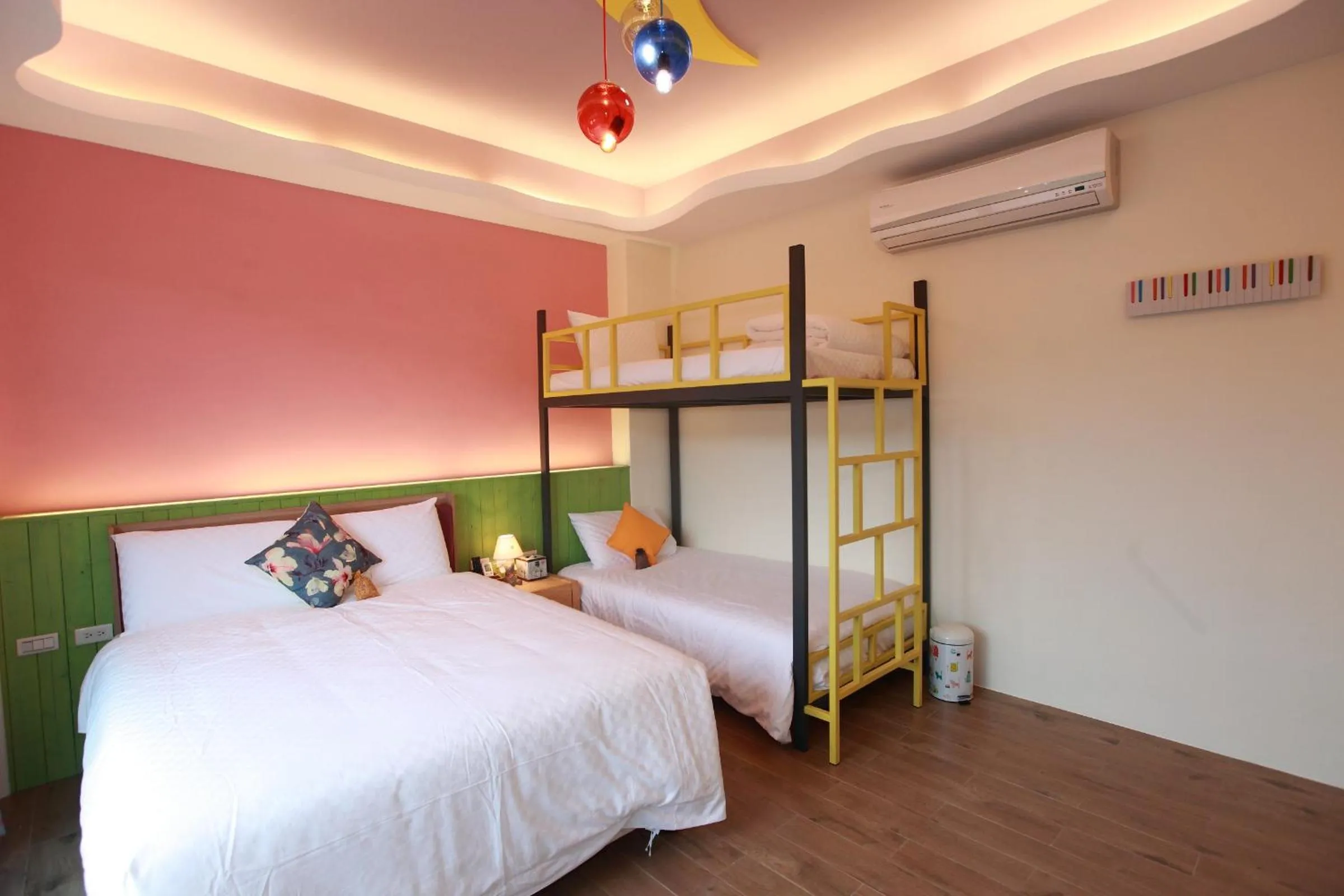 Bed in 坡岸長堤民宿 Leveeside House I 花蓮車站民宿 I 民宿證號1747 & 1748