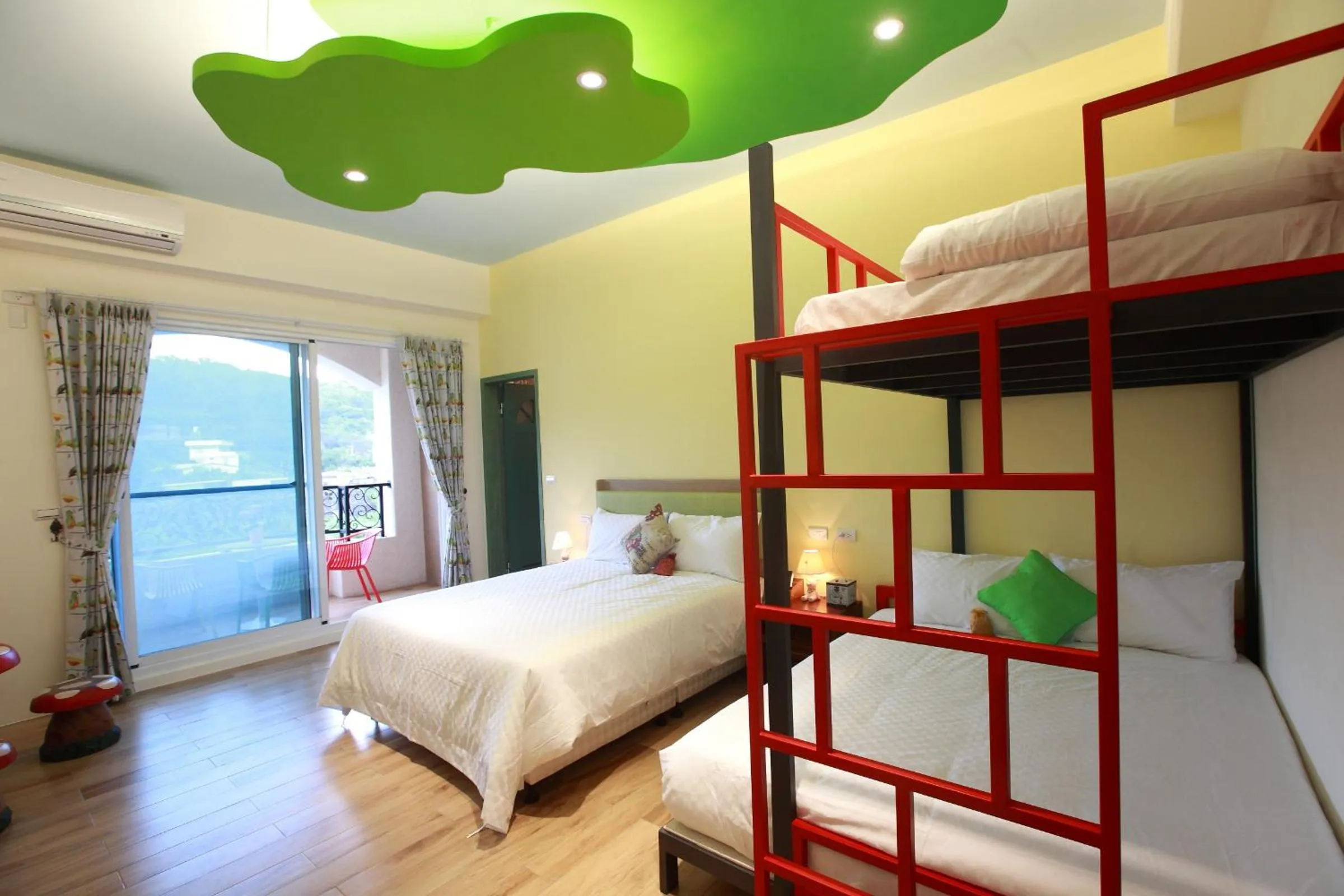 Bed in 坡岸長堤民宿 Leveeside House I 花蓮車站民宿 I 民宿證號1747 & 1748