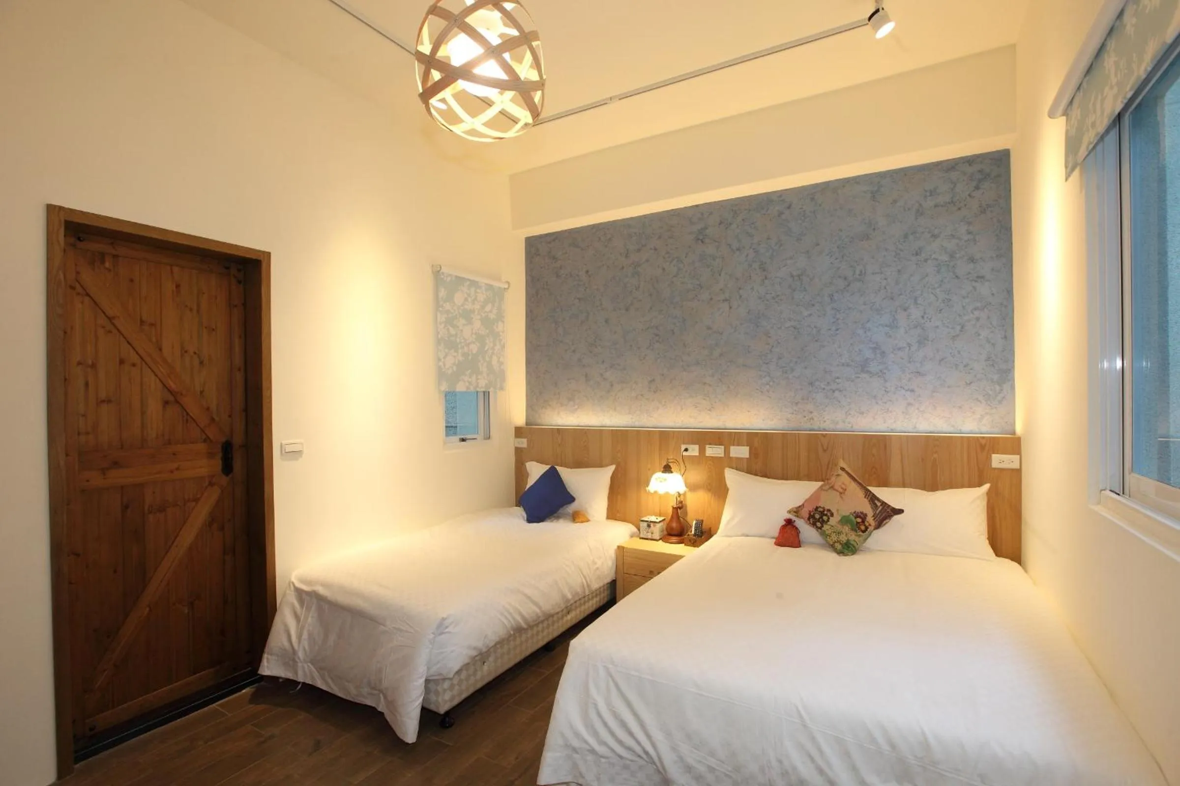 Bed in 坡岸長堤民宿 Leveeside House I 花蓮車站民宿 I 民宿證號1747 & 1748