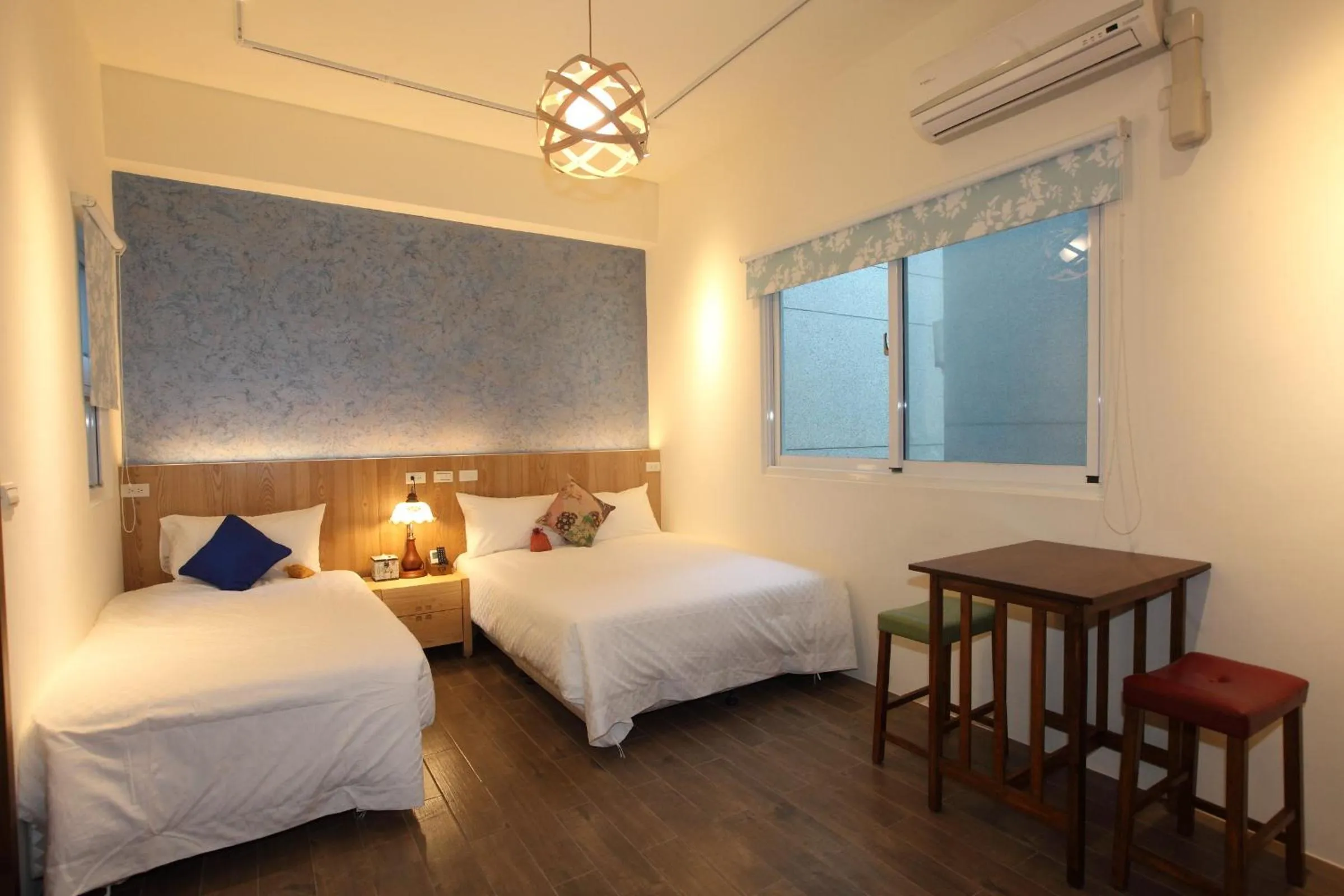 Bed in 坡岸長堤民宿 Leveeside House I 花蓮車站民宿 I 民宿證號1747 & 1748