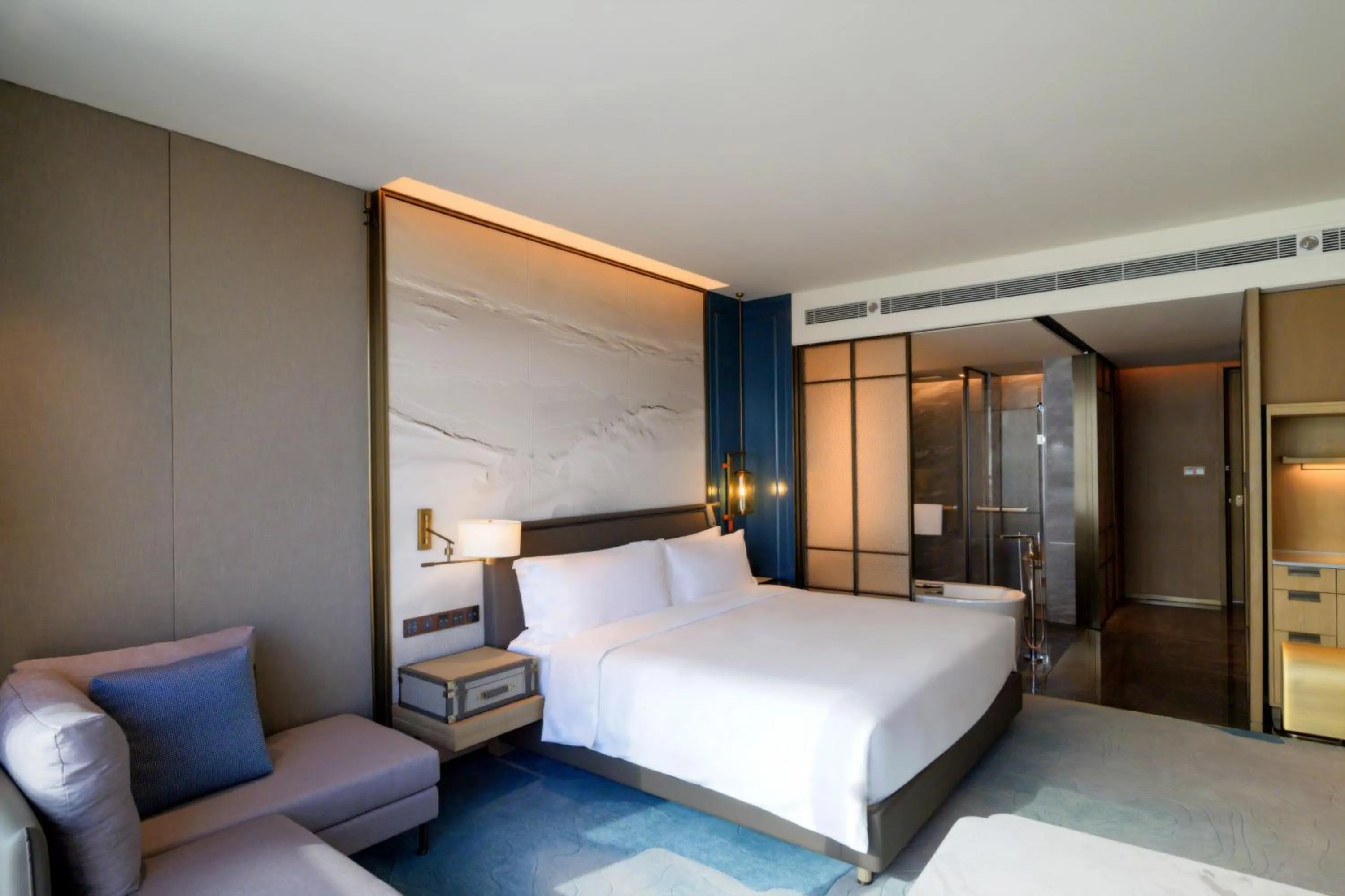 Photo of the whole room, Bed in Qingdao Haitian Hotel