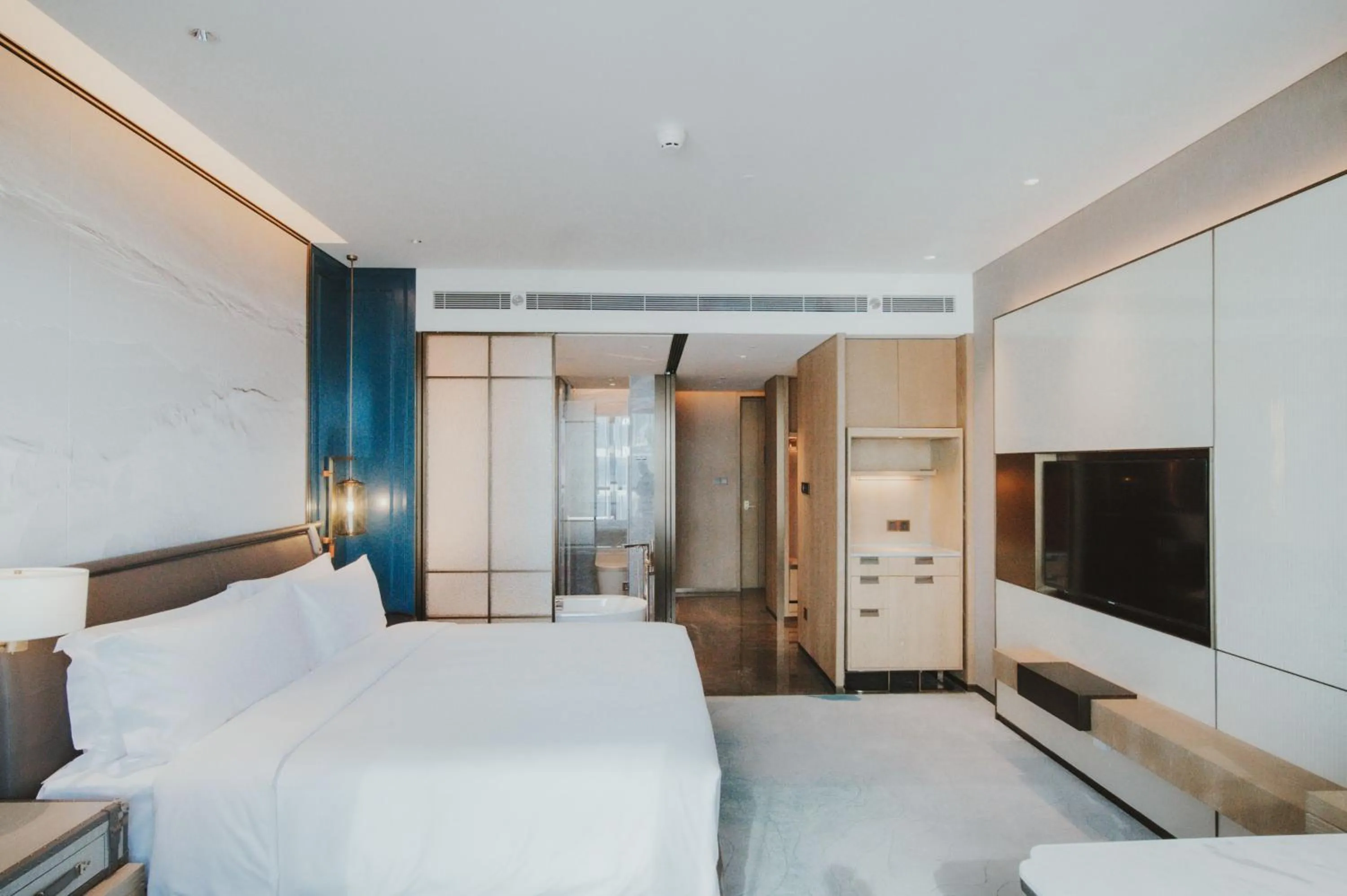 Photo of the whole room, Bed in Qingdao Haitian Hotel