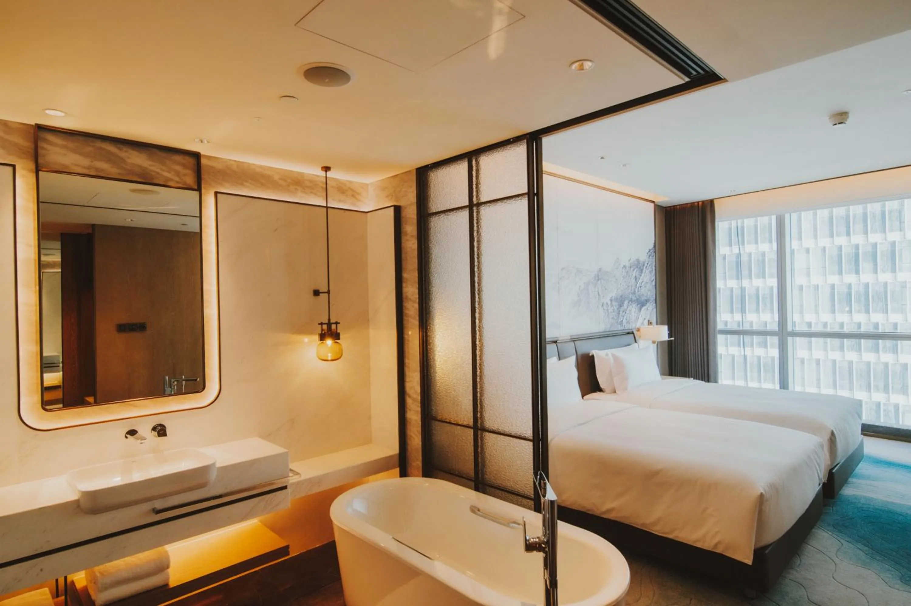 Photo of the whole room, Bed in Qingdao Haitian Hotel