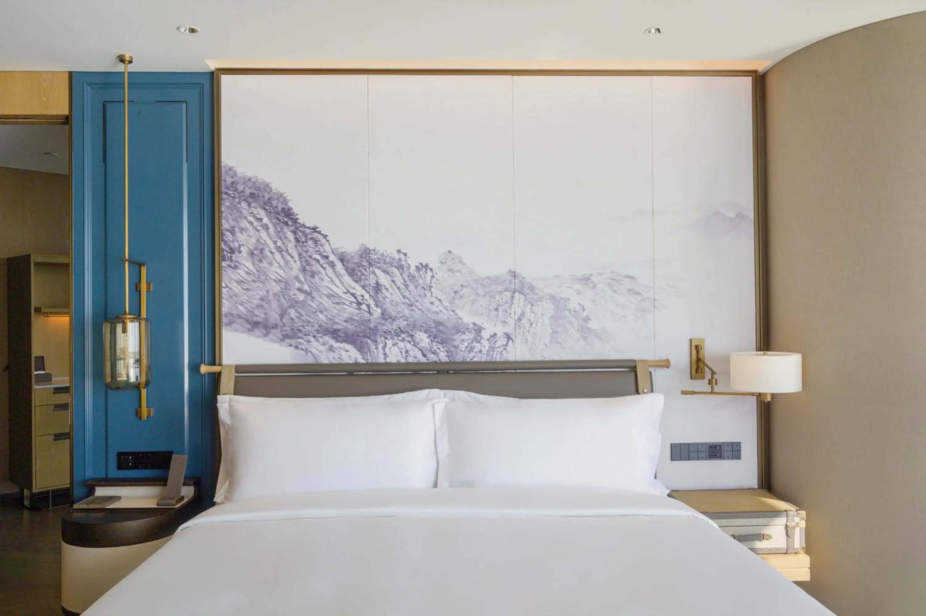 Photo of the whole room, Bed in Qingdao Haitian Hotel