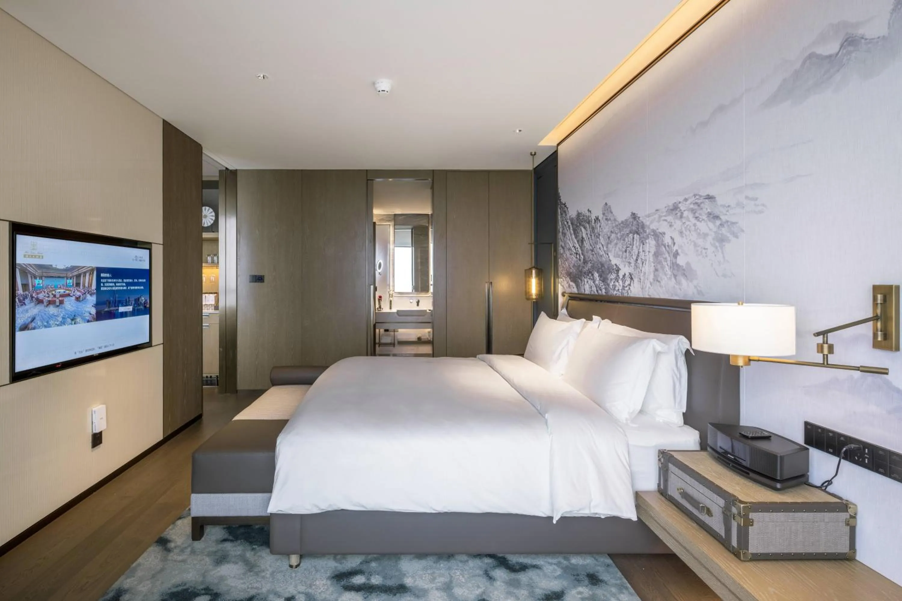 Bedroom, Bed in Qingdao Haitian Hotel