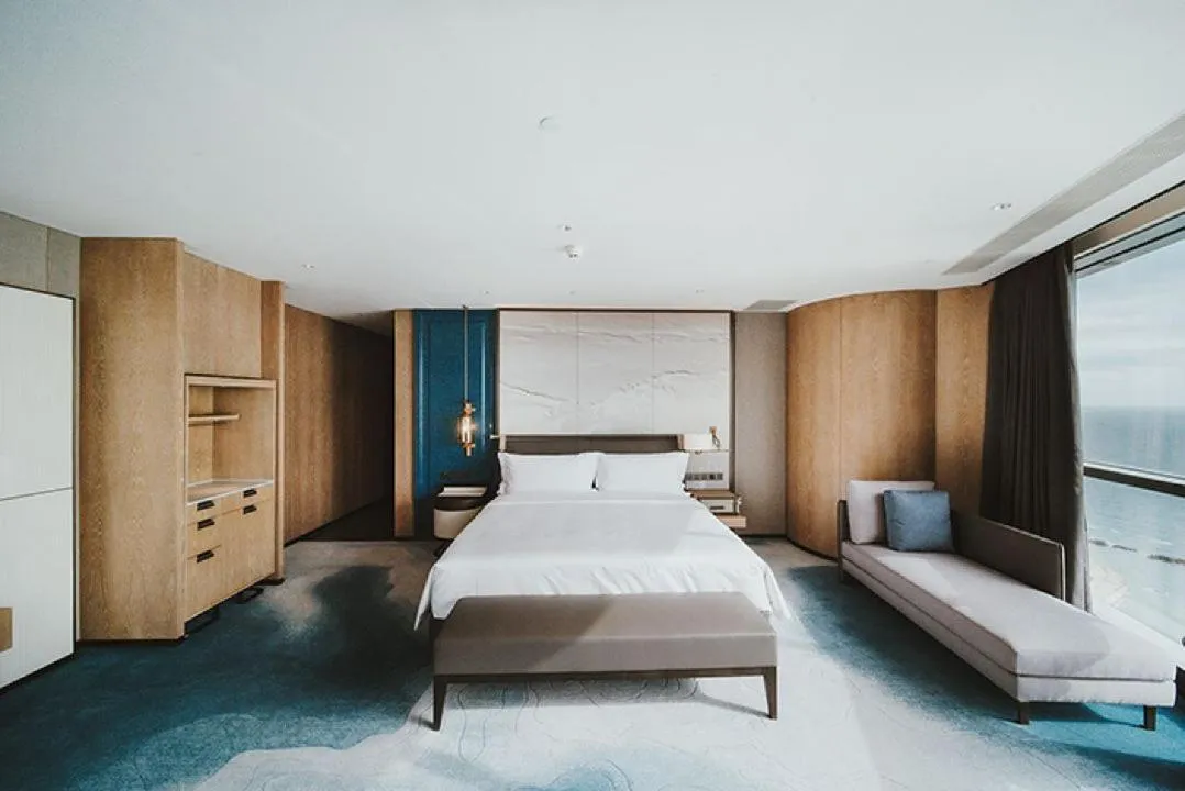 Photo of the whole room, Bed in Qingdao Haitian Hotel