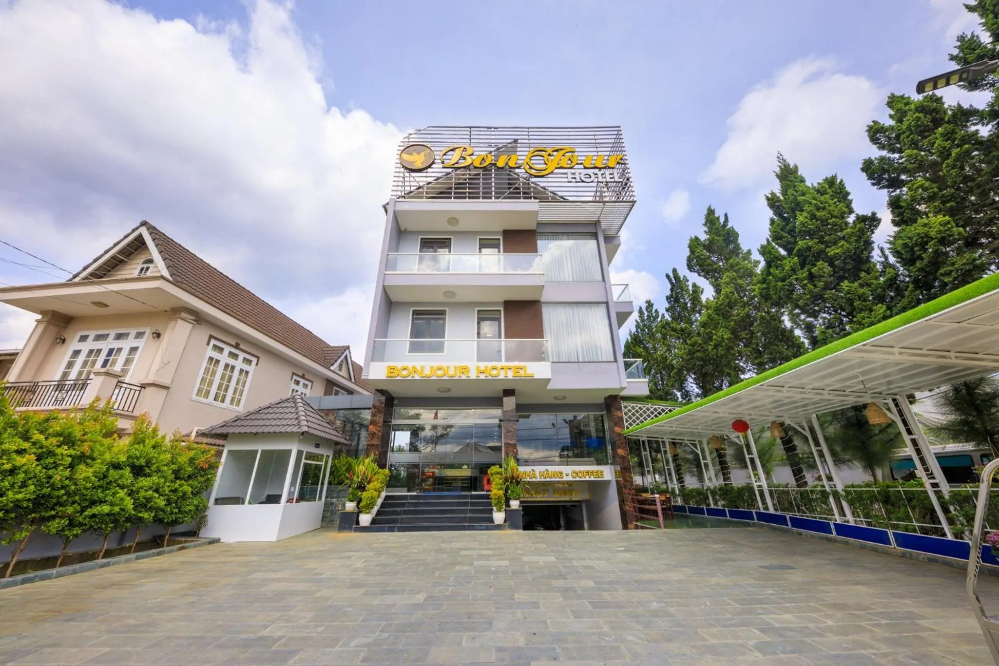 Property building in Bonjour Da Lat Hotel