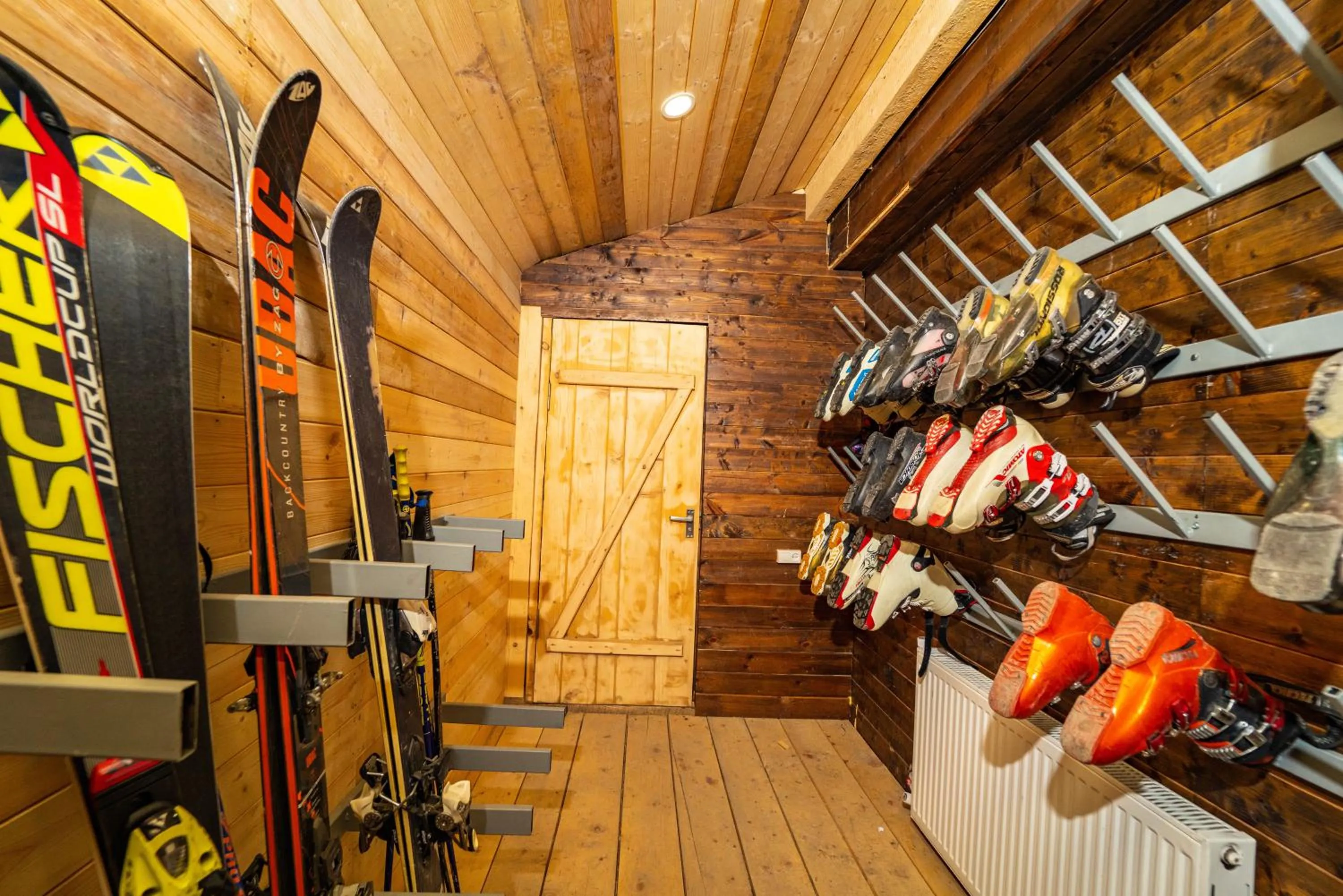 Skiing in Hotel Lahili