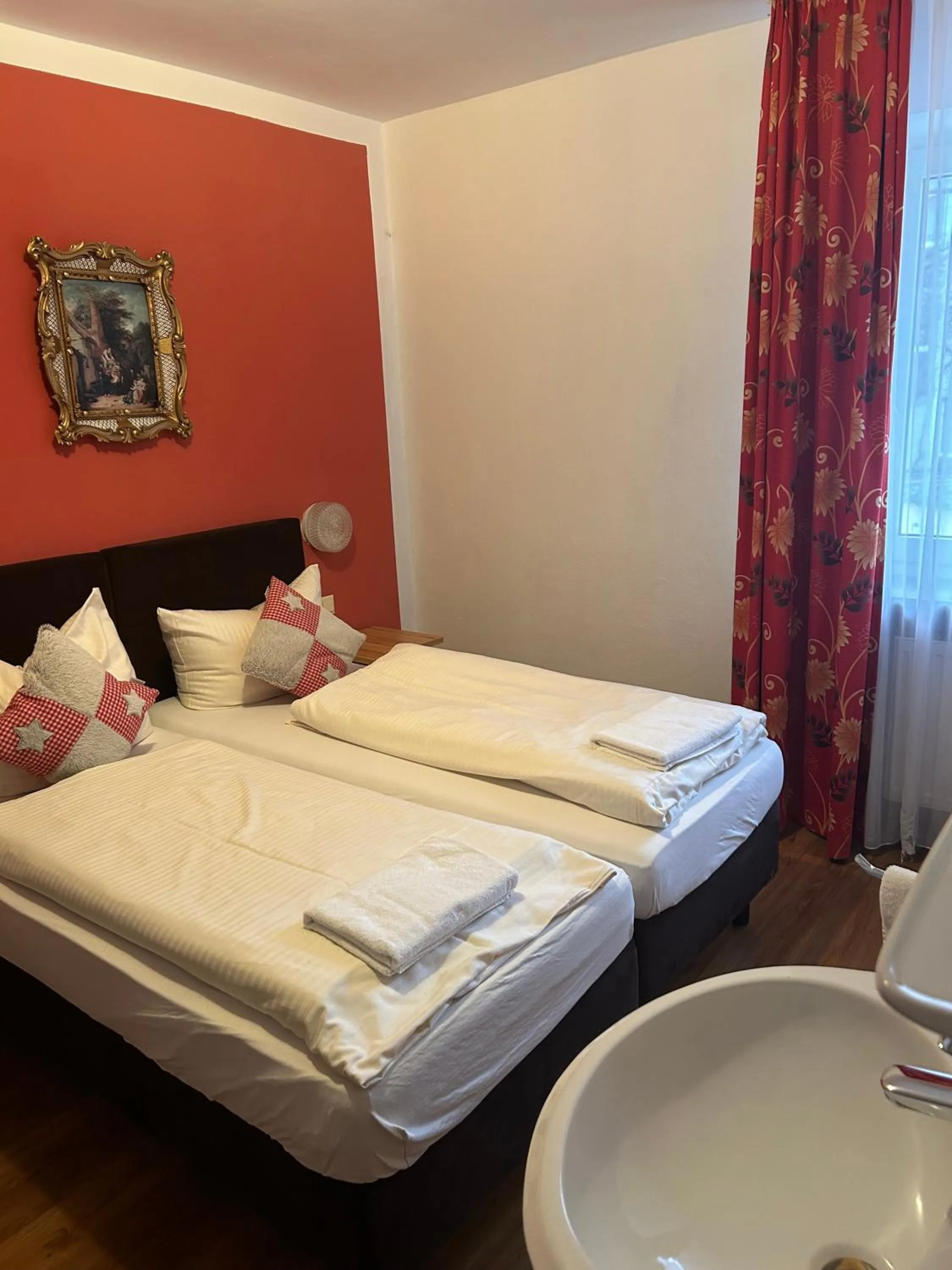 Bedroom, Bed in Hotel Pension Haydn