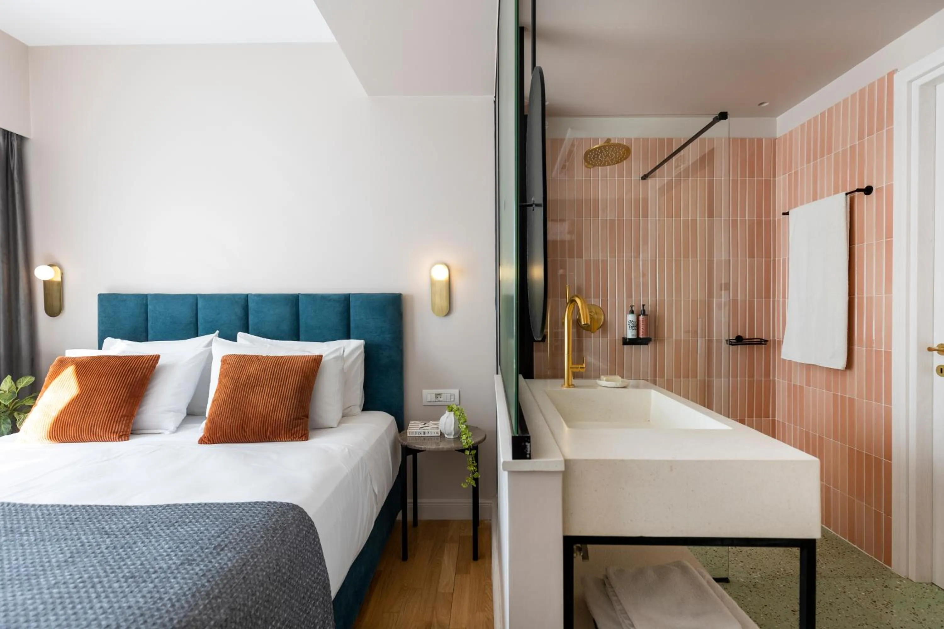 Bathroom, Bed in L'Avventura Athens