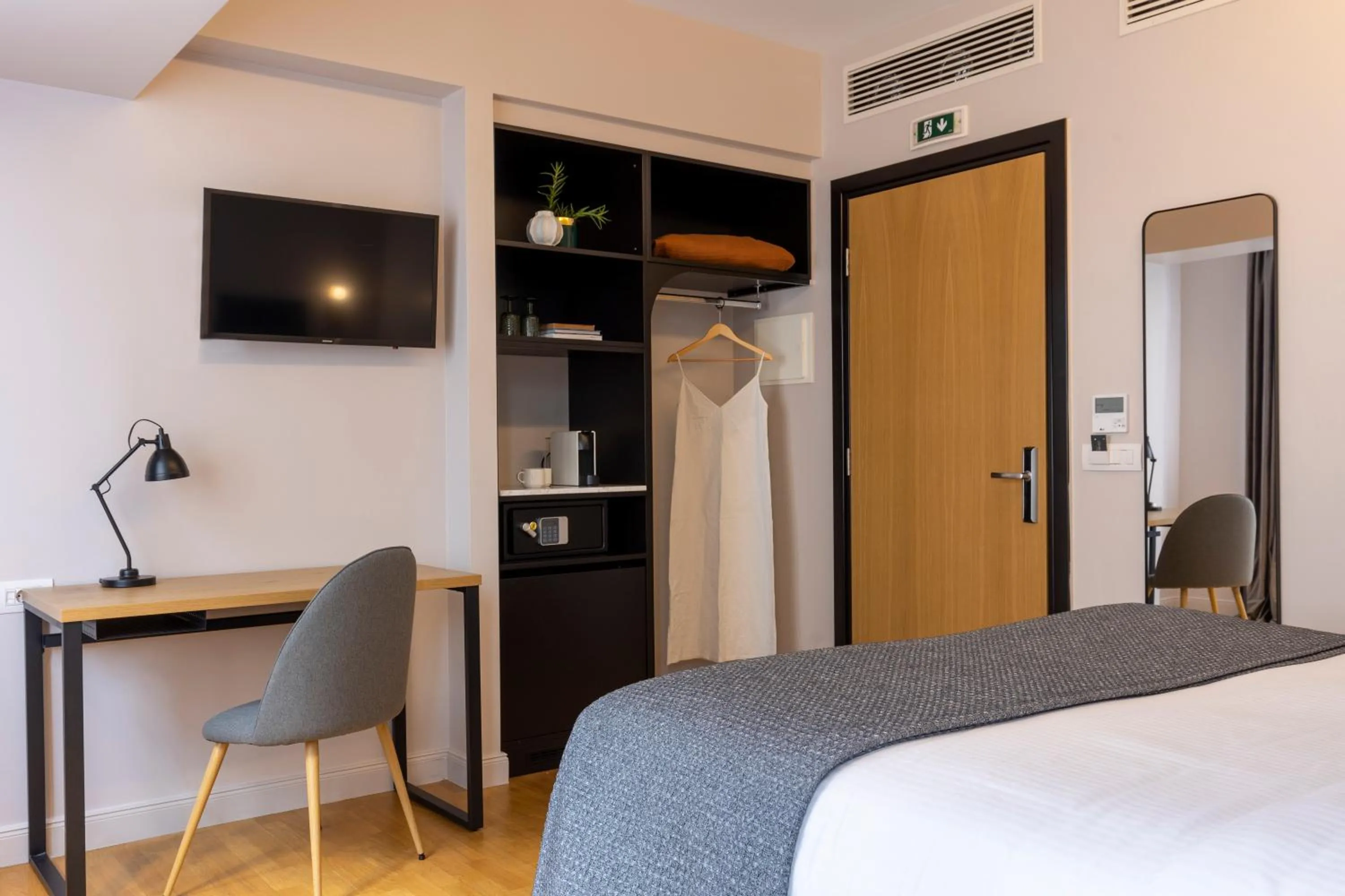 TV and multimedia, Bed in L'Avventura Athens