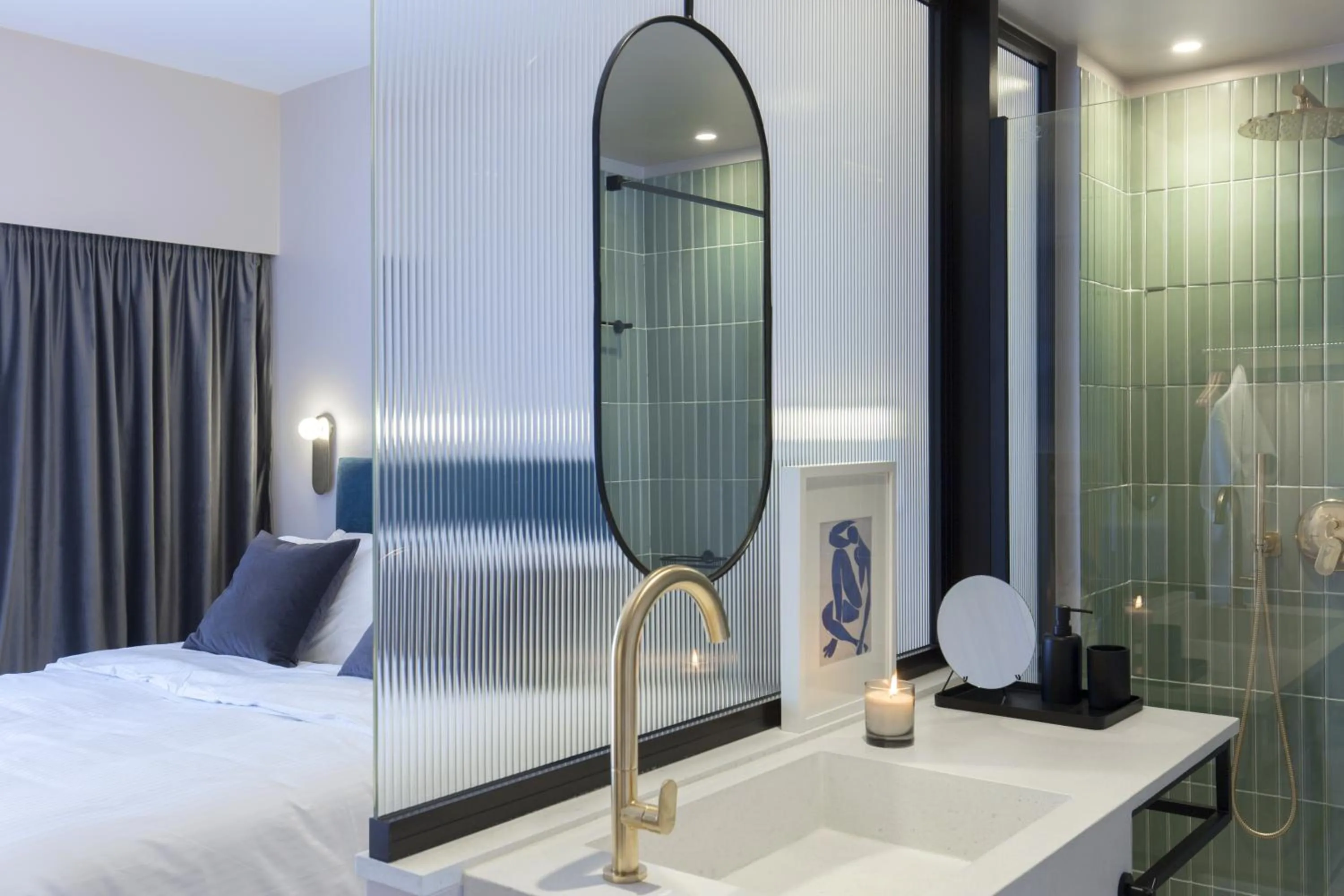 Shower, Bed in L'Avventura Athens