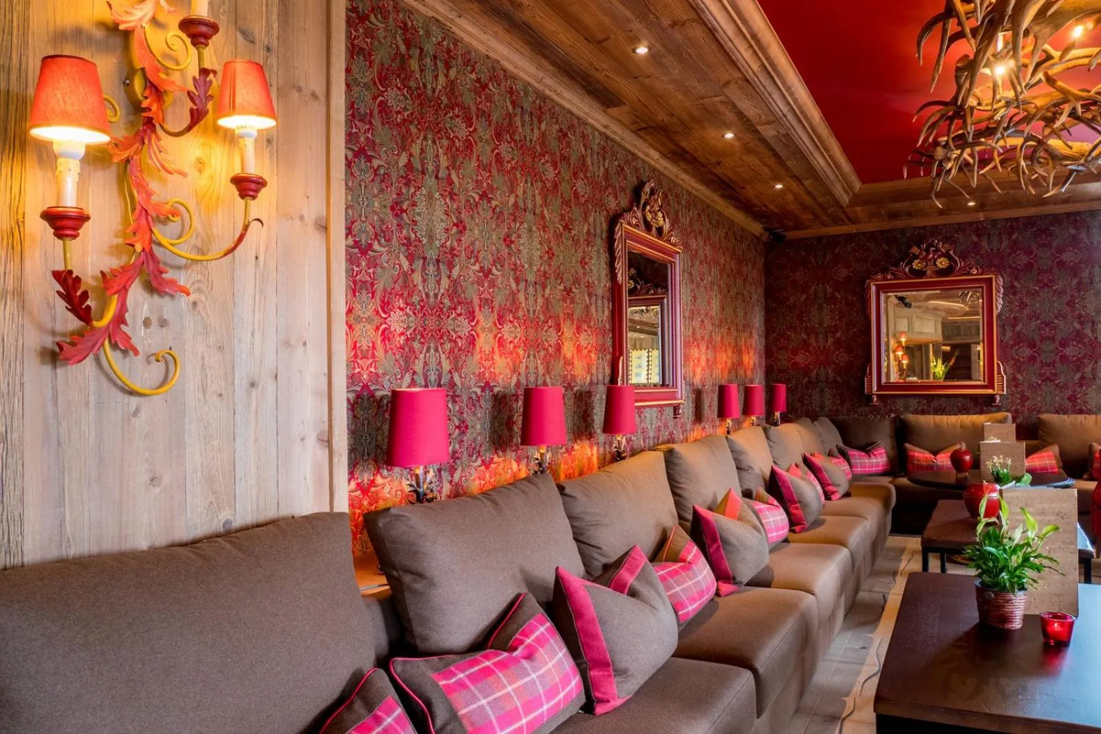 Lounge or bar in Alpin Resort Sacher