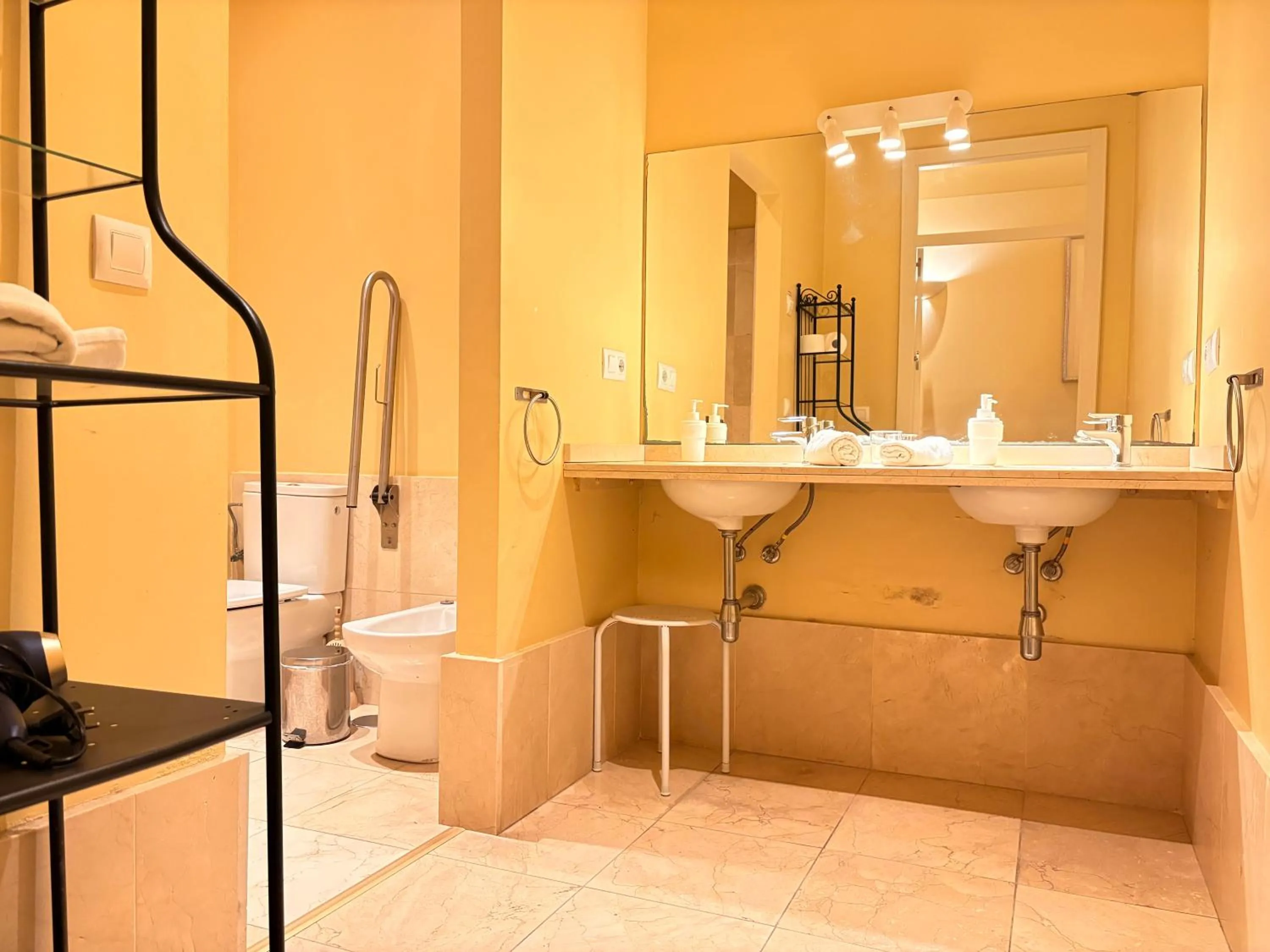 Shower in Life Apartments San Vicente