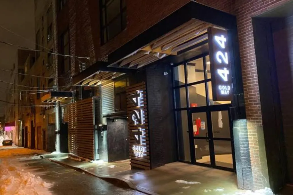 Facade/entrance in 3E-*Renovated* 5 min to UPMC Shadyside, sleeps 6