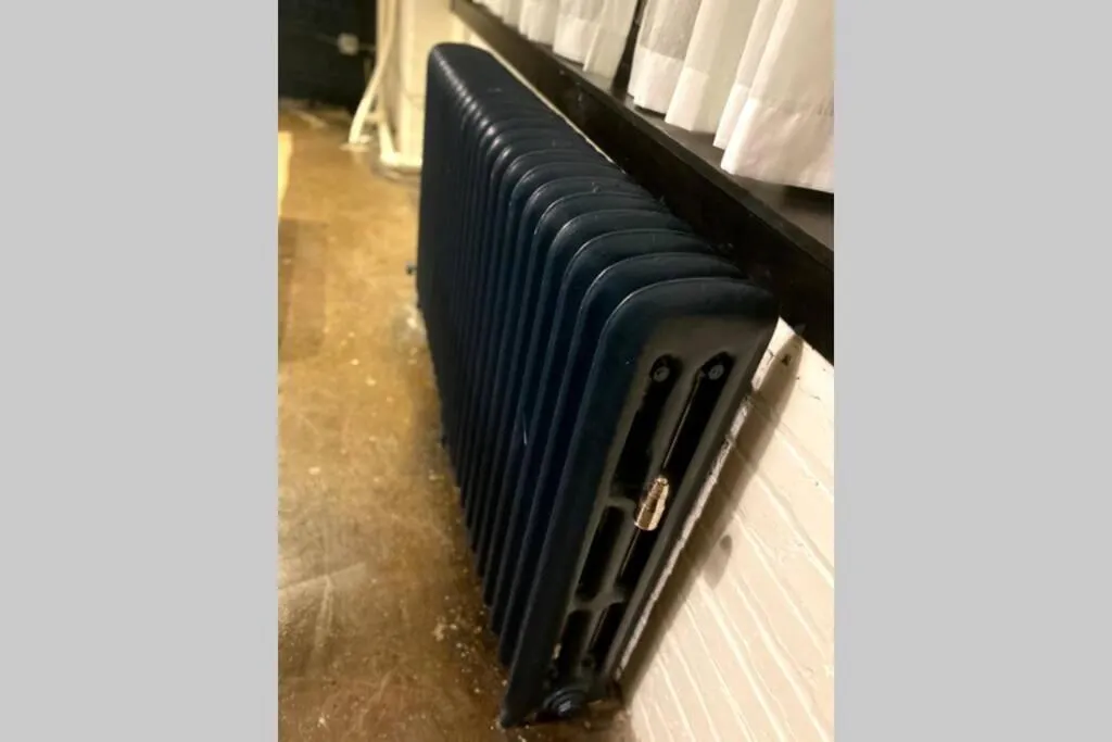 Decorative detail in 3E-*Renovated* 5 min to UPMC Shadyside, sleeps 6