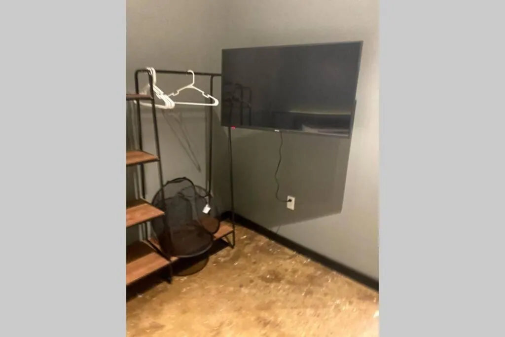 TV and multimedia in 3E-*Renovated* 5 min to UPMC Shadyside, sleeps 6