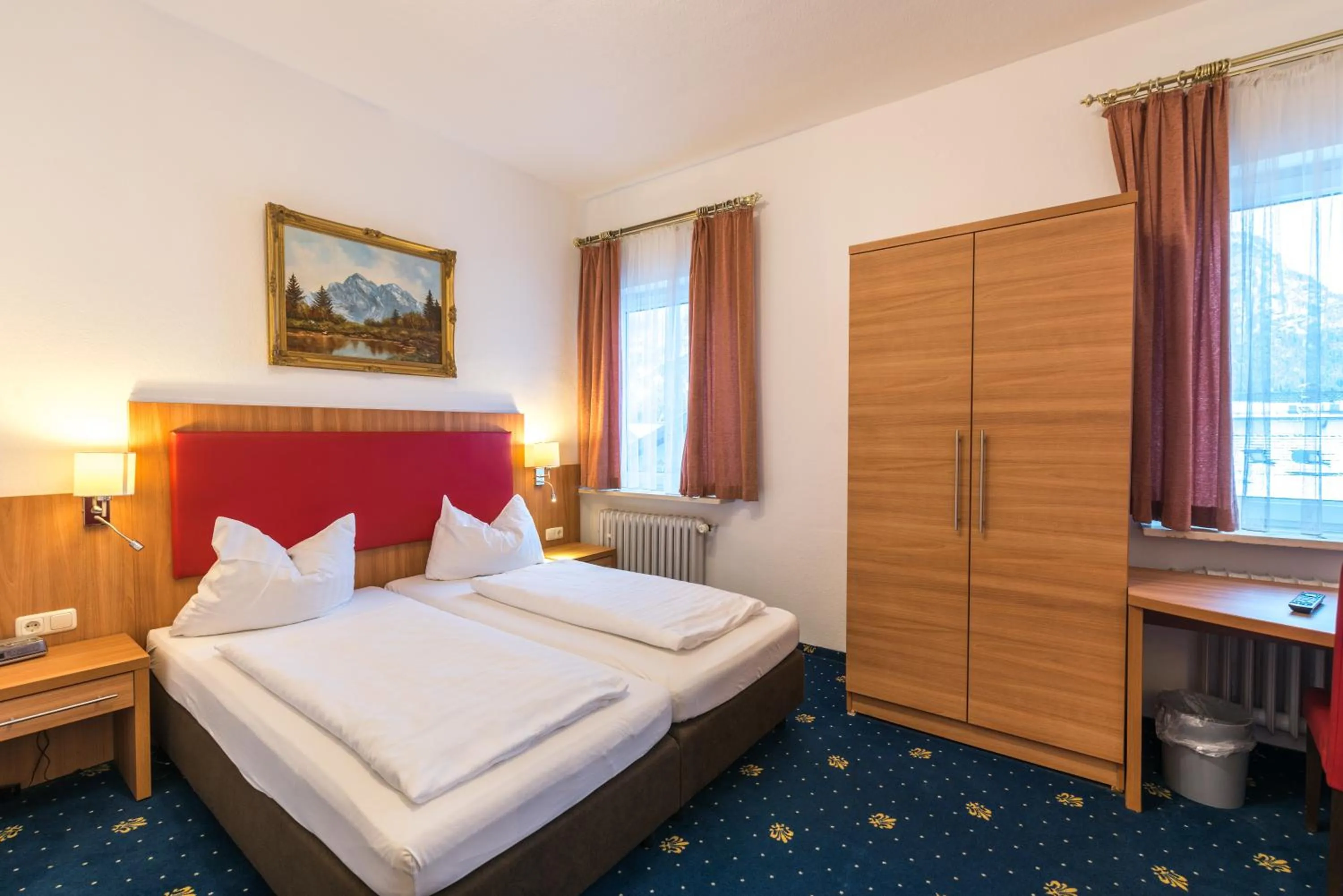 Photo of the whole room, Bed in Hotel garni Almenrausch und Edelweiss