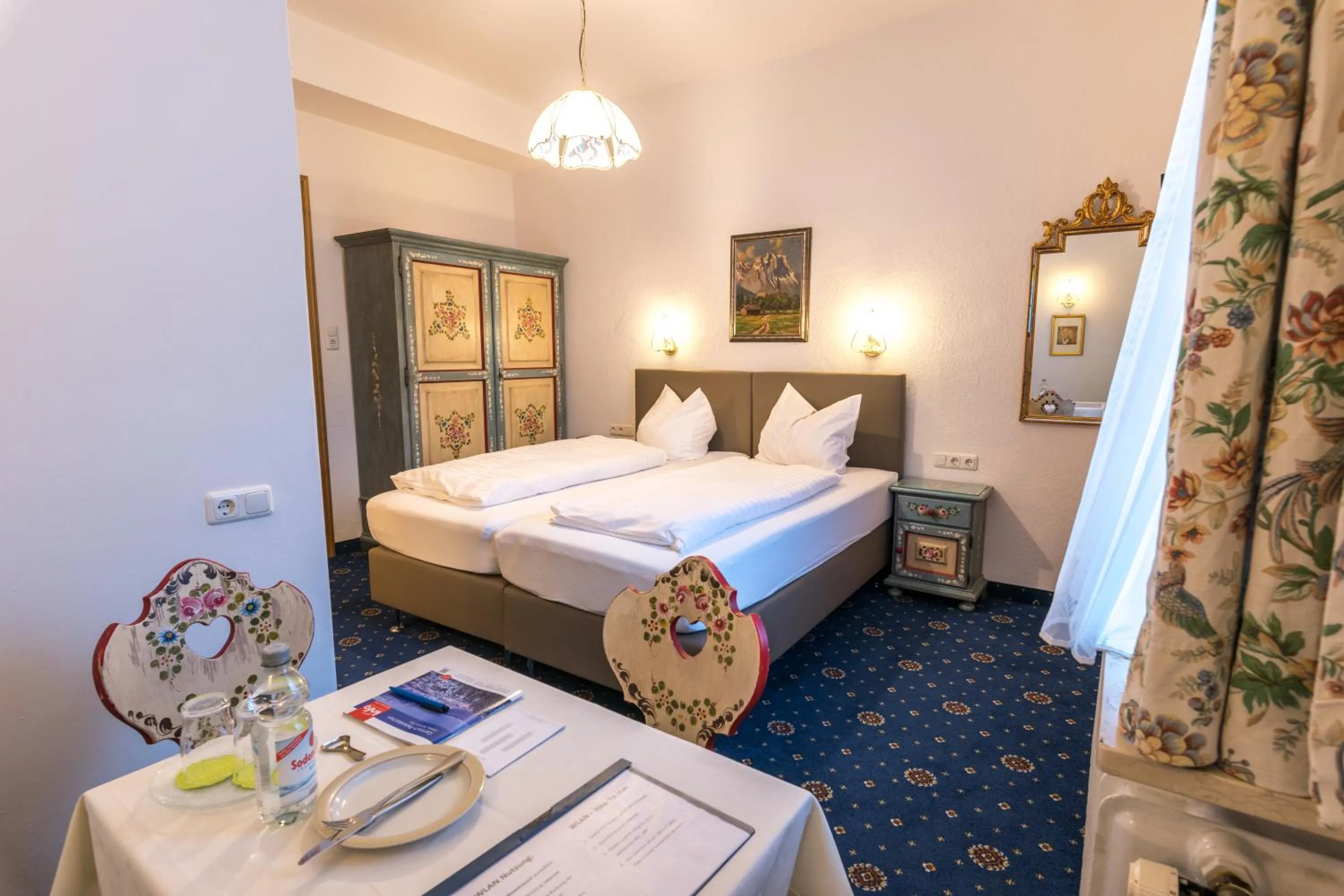 Photo of the whole room, Bed in Hotel garni Almenrausch und Edelweiss