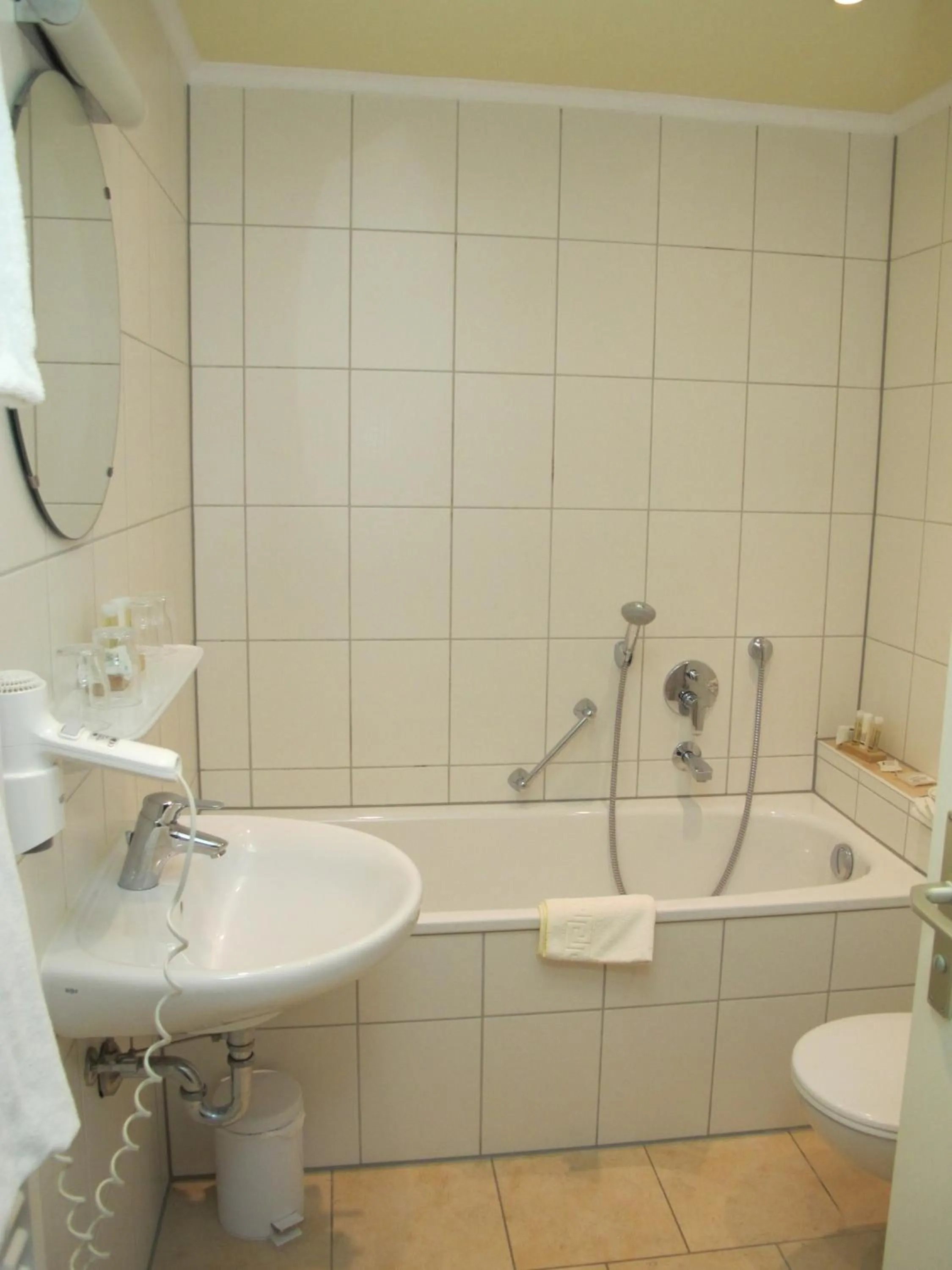 Bathroom in Hotel garni Almenrausch und Edelweiss