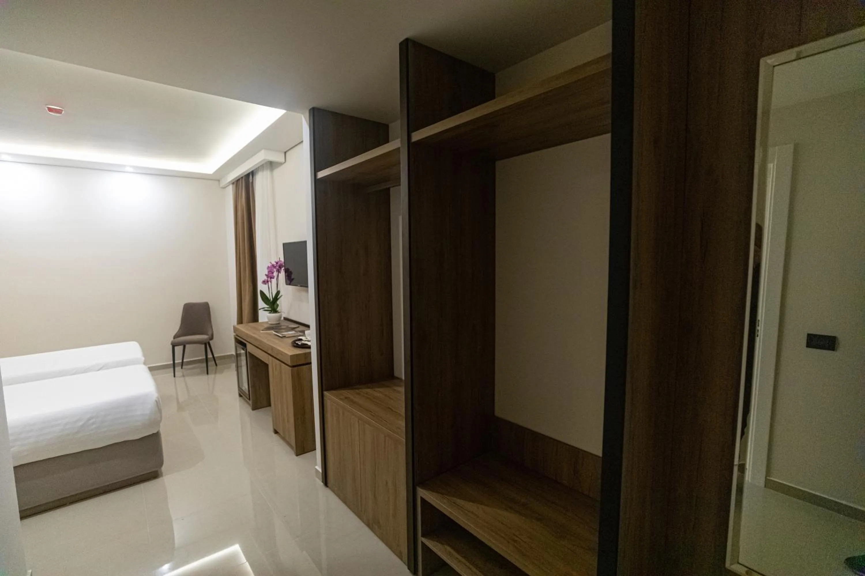 wardrobe, Bed in Kraal Hotel Vlore