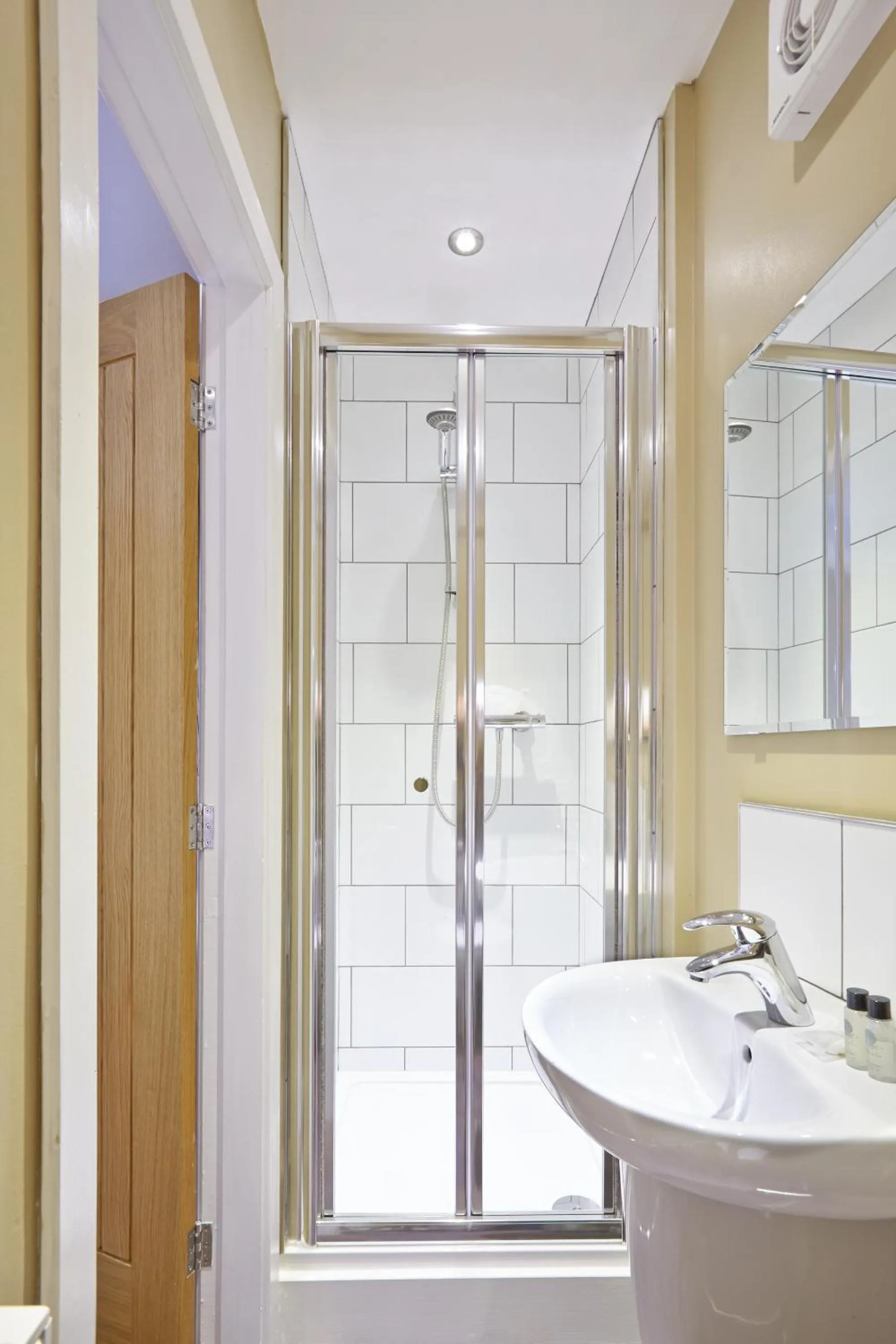 Shower in 1885 the Venue - Pub, Restaurant, Rooms & Function House