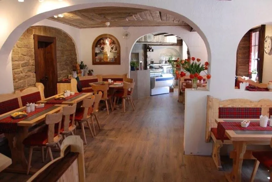 Restaurant/places to eat in Hotel Olympia