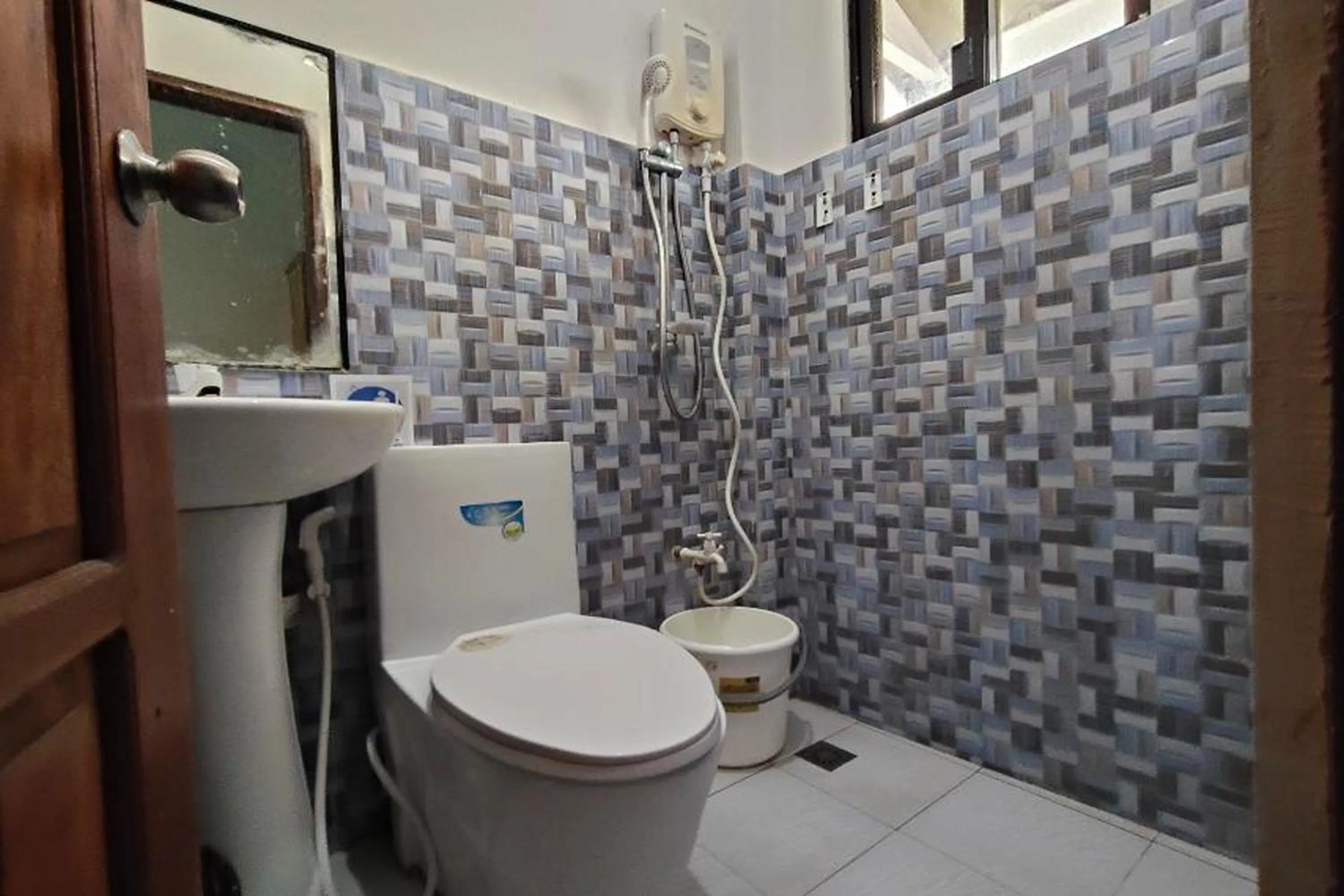 Shower in RBR Hotel and Restaurant near Hundred Islands