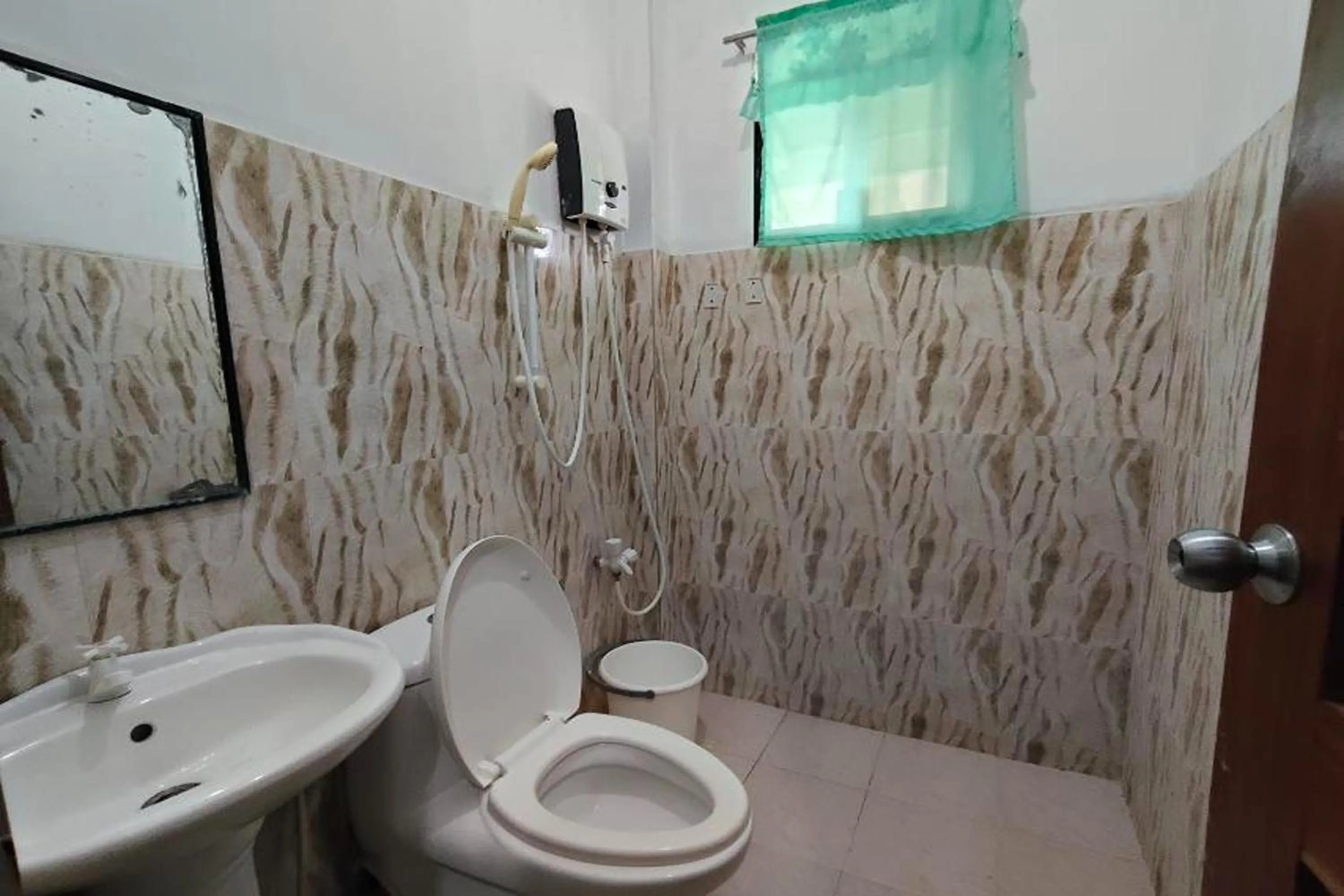 Shower in RBR Hotel and Restaurant near Hundred Islands