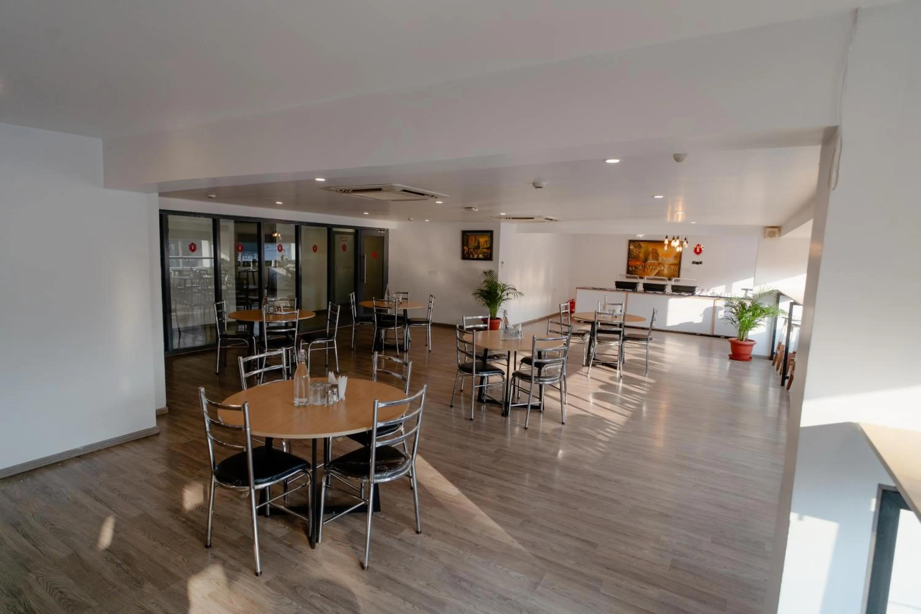 Restaurant/places to eat in Hotel Asrani International