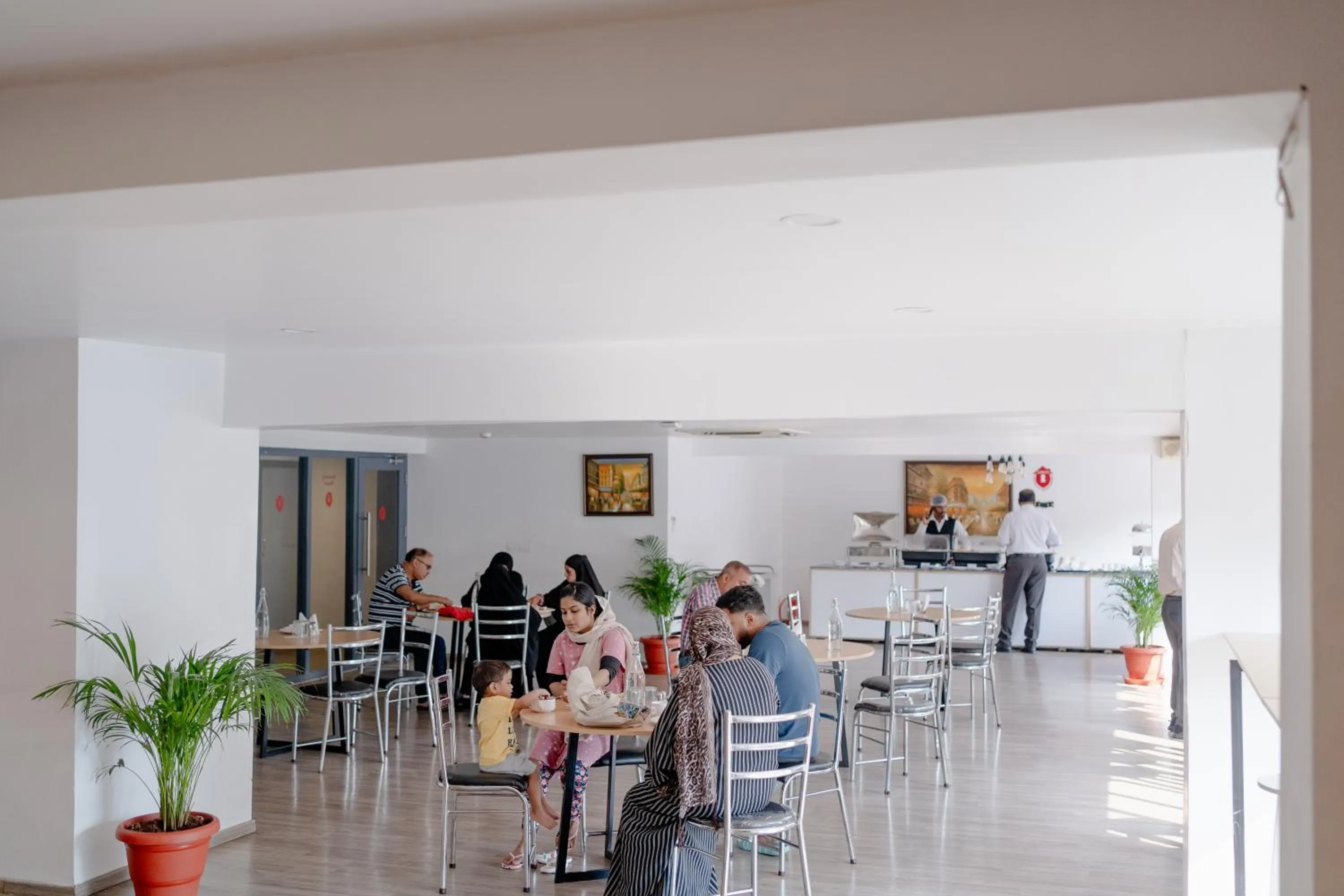 Restaurant/places to eat in Hotel Asrani International