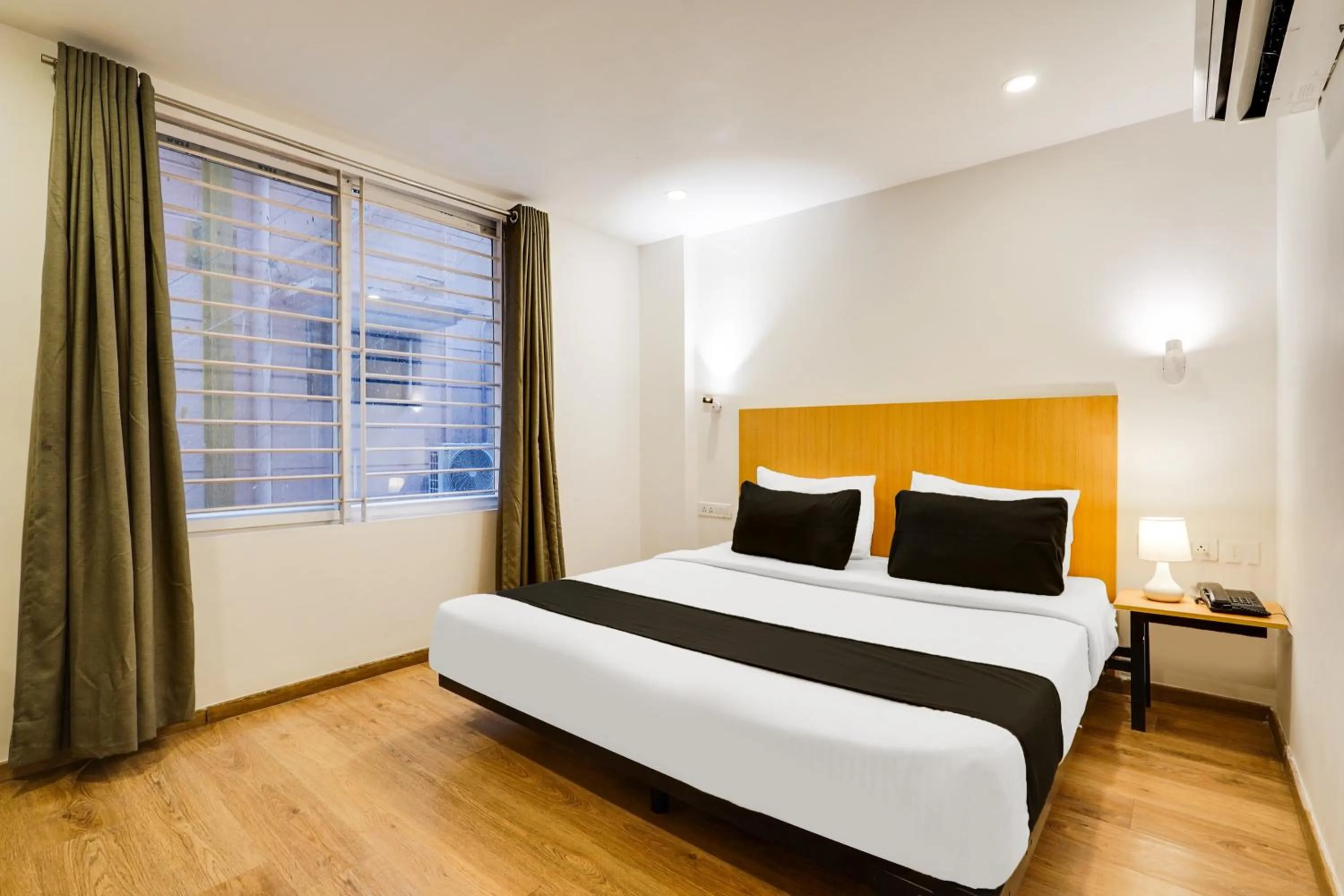 Bedroom in Super Townhouse Oak Indiranagar