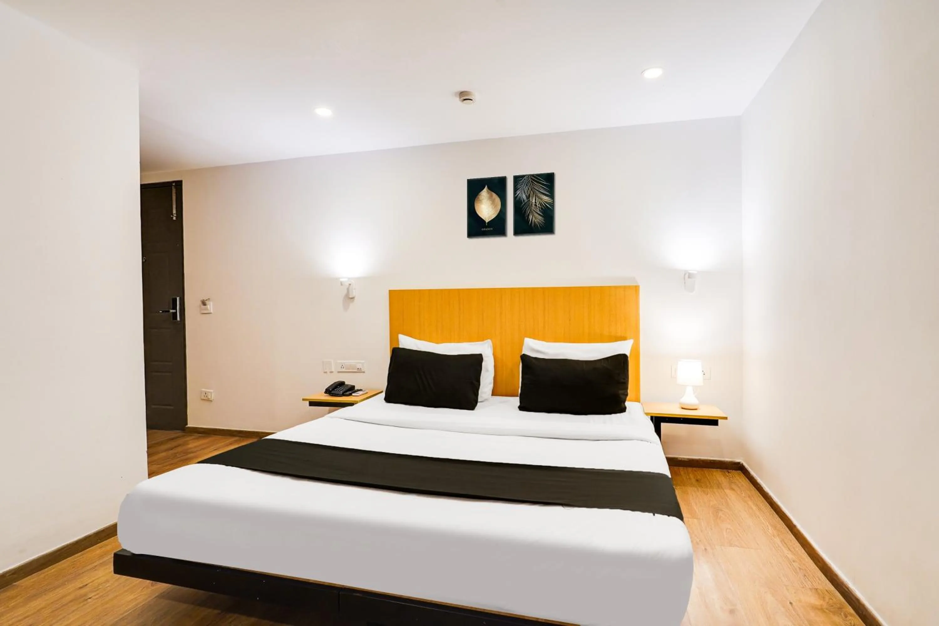 Bedroom in Super Townhouse Oak Indiranagar