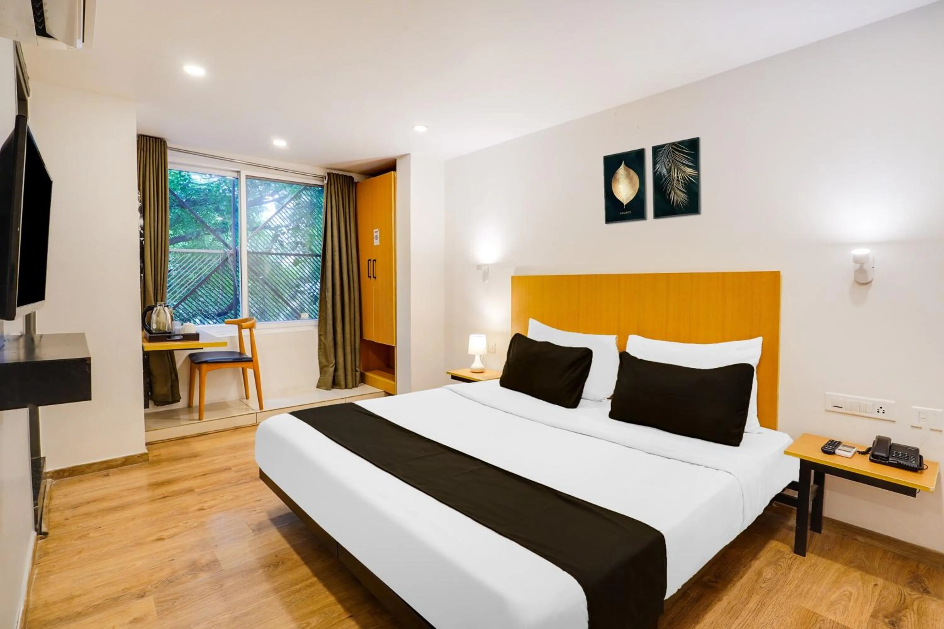 Bedroom in Super Townhouse Oak Indiranagar