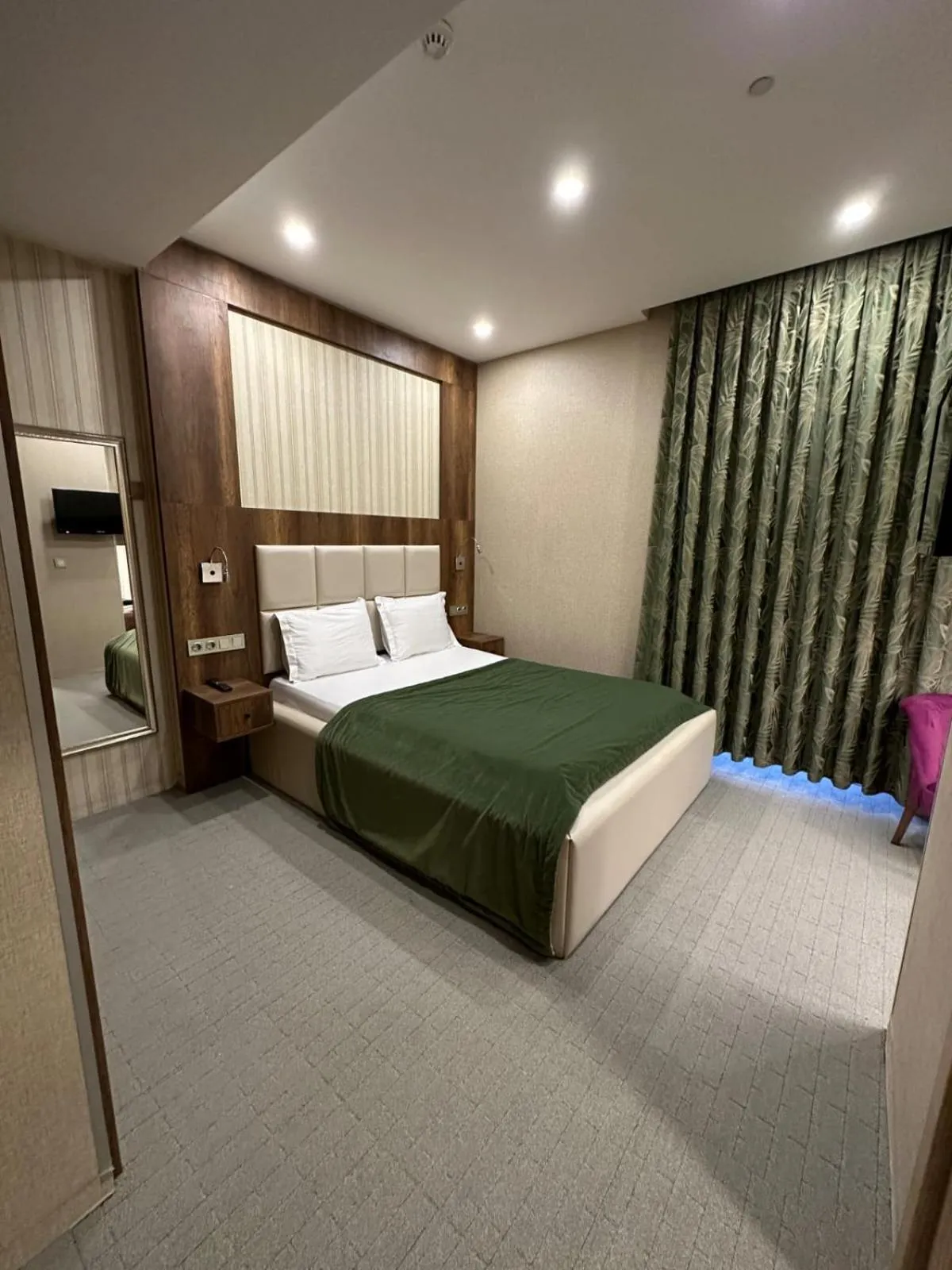 Bed in Mardy Suit Hotel