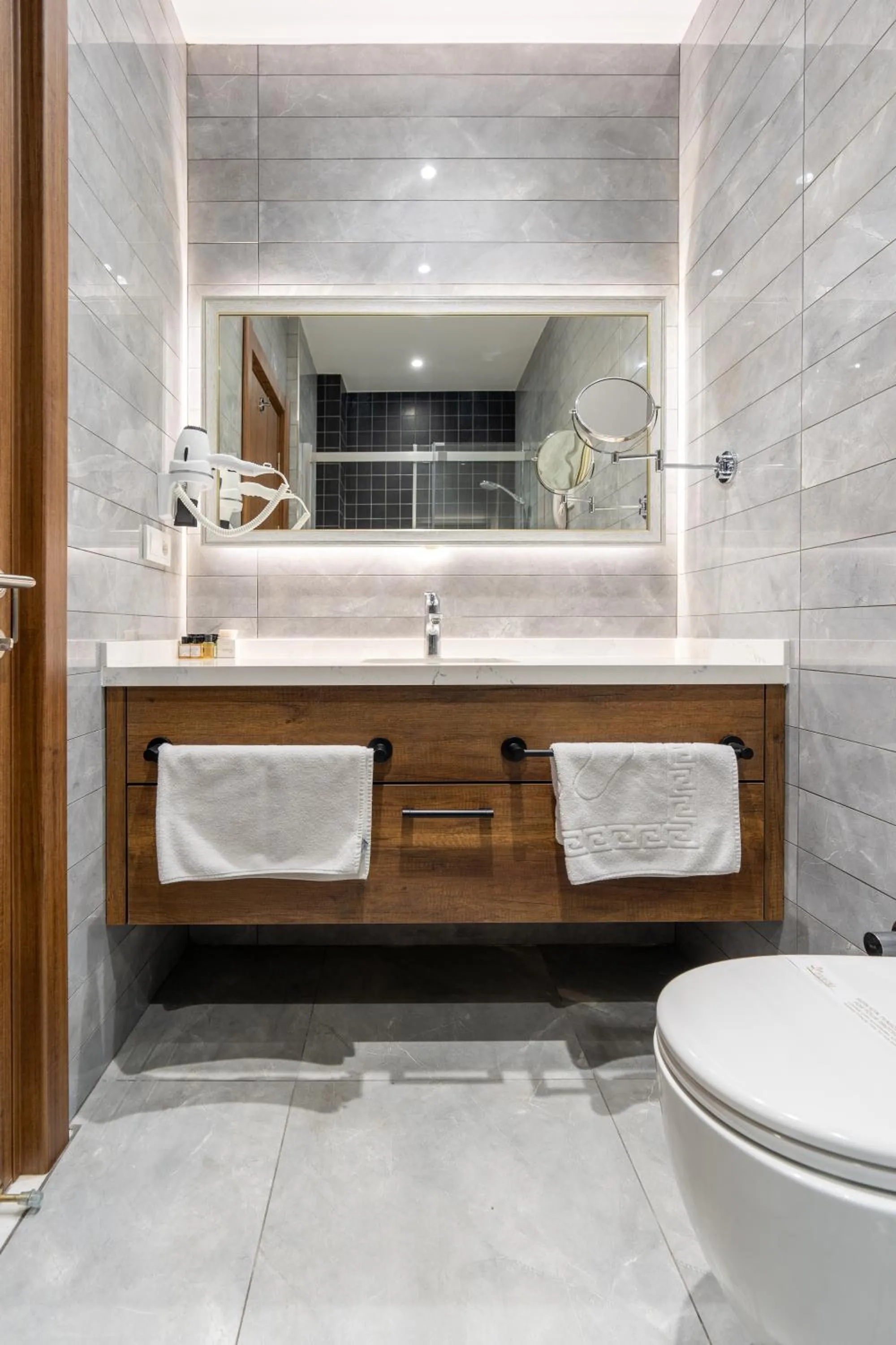 Shower in Mardy Suit Hotel