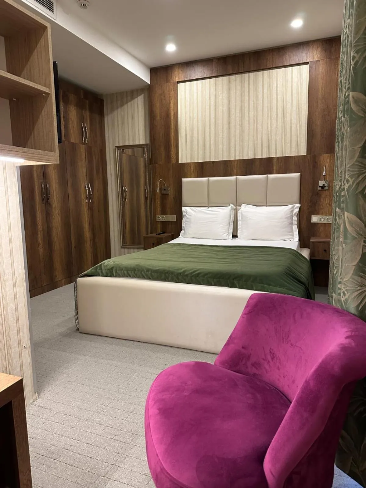 Bed in Mardy Suit Hotel