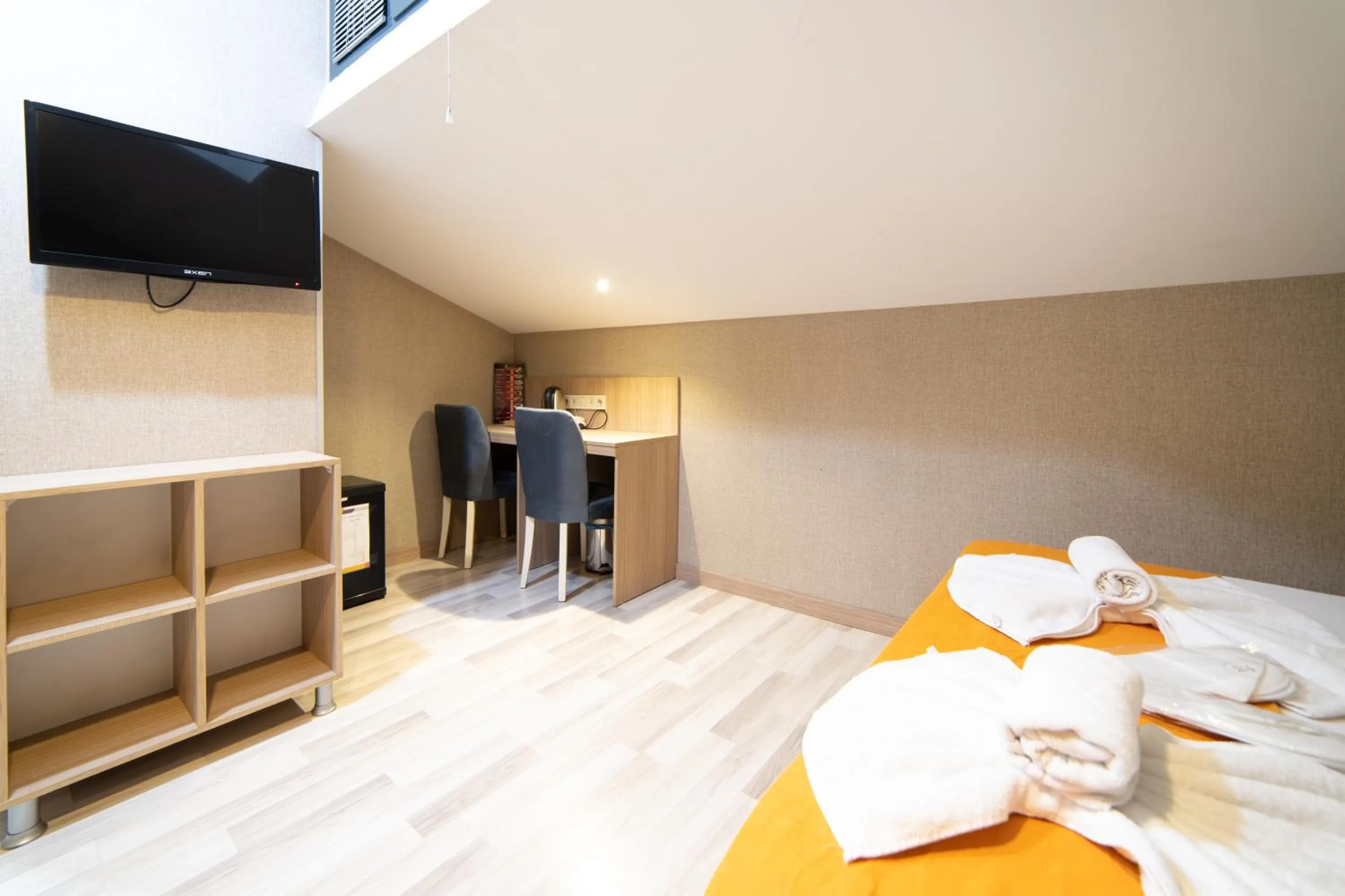 Bed in Mardy Suit Hotel