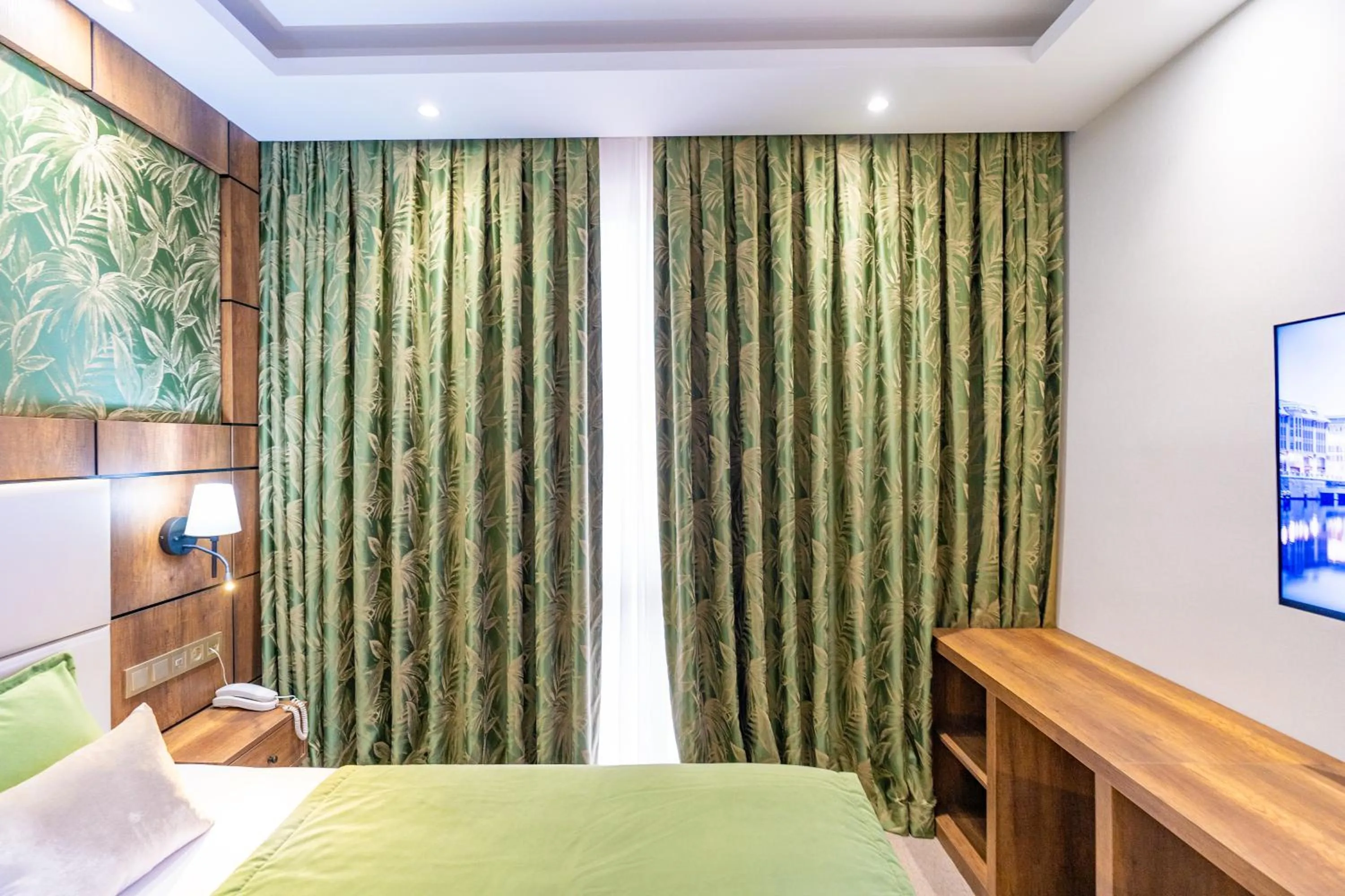 Bed in Mardy Suit Hotel