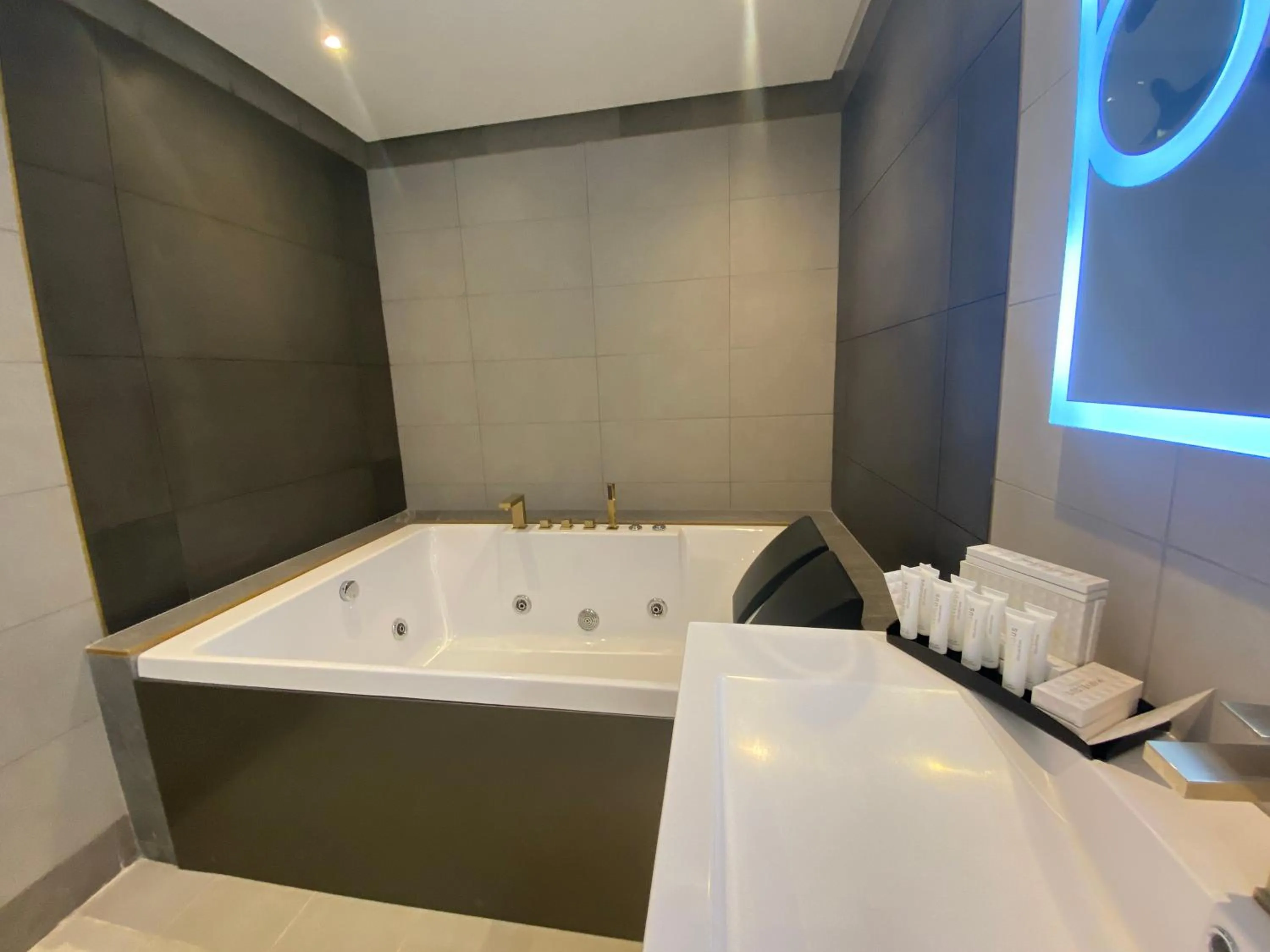 Bathroom in Velar Inn Hotel