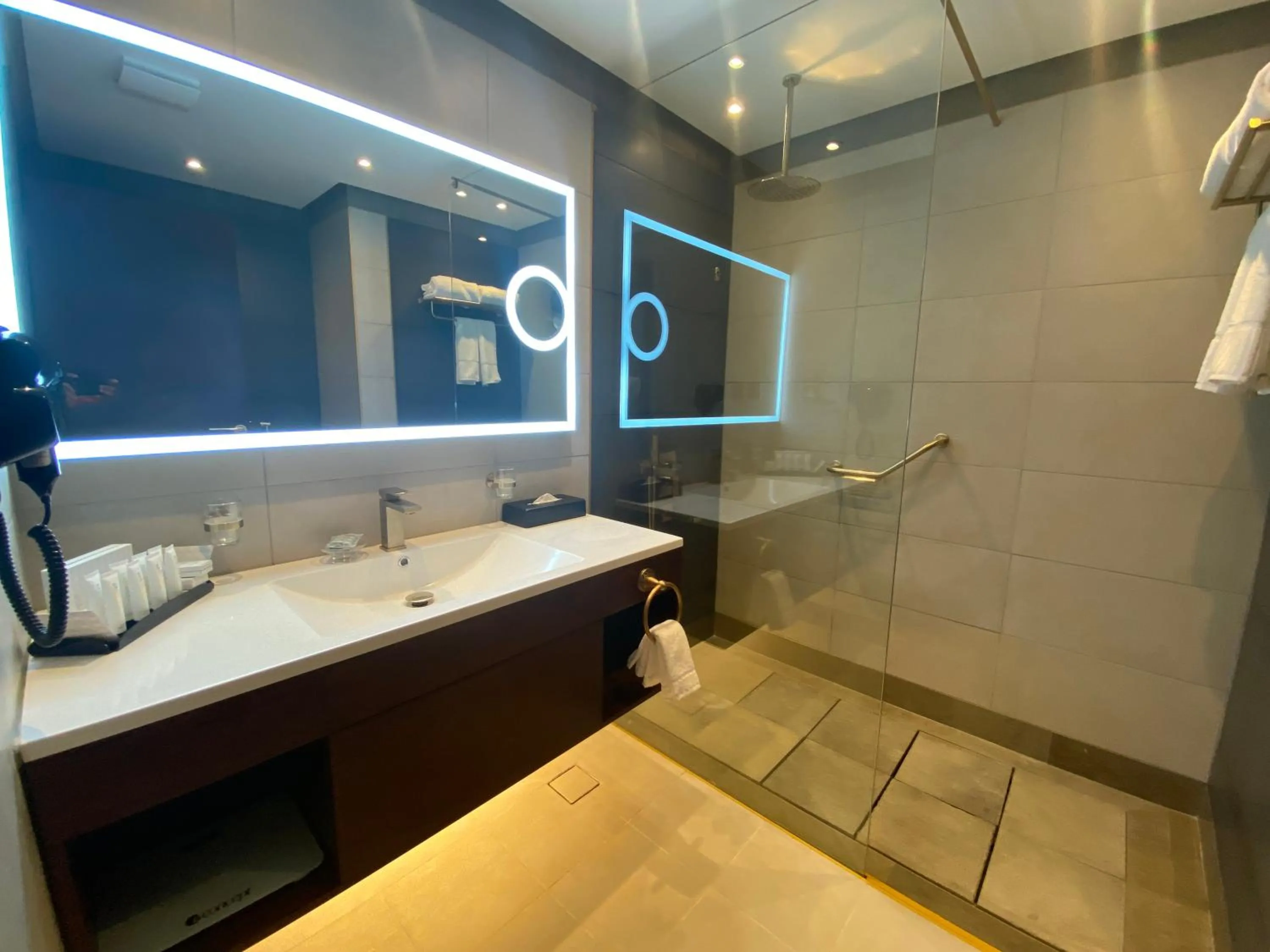 Bathroom in Velar Inn Hotel