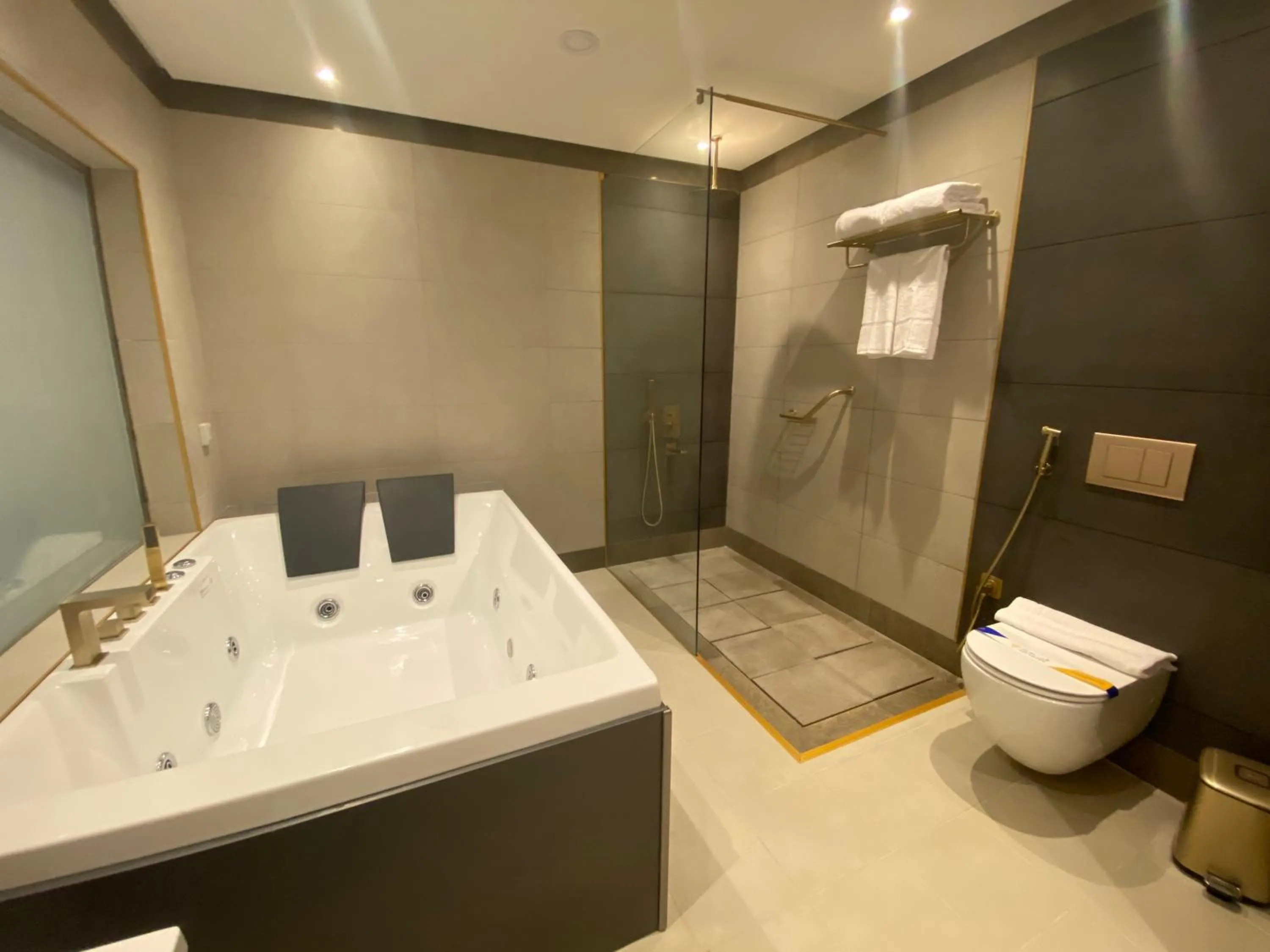 Bathroom in Velar Inn Hotel