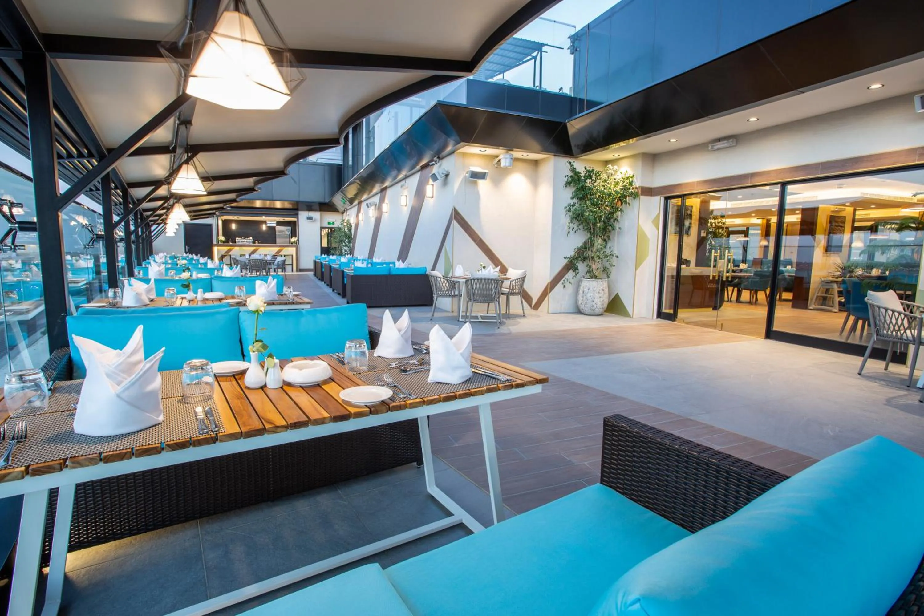 Restaurant/places to eat in Velar Inn Hotel