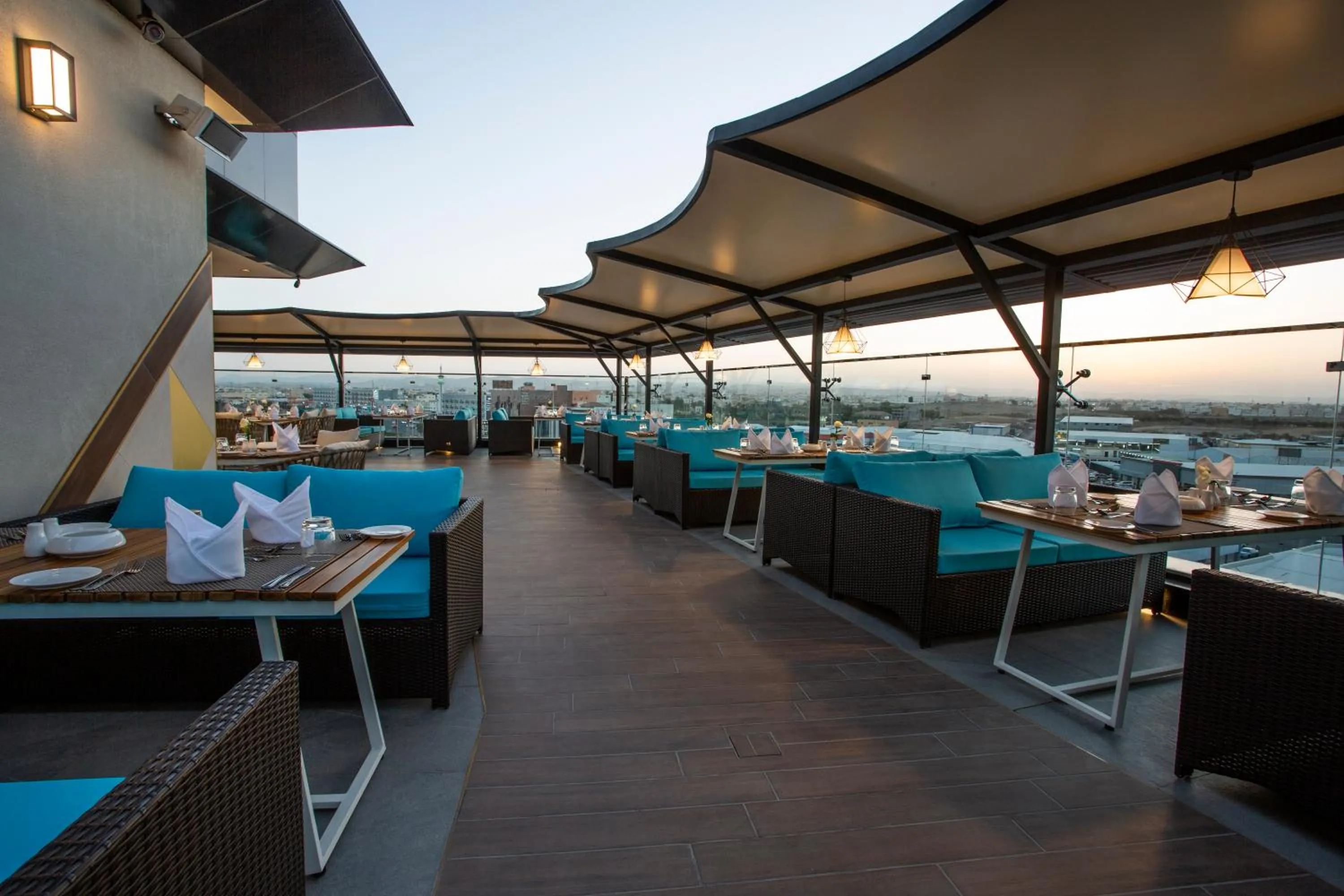 Restaurant/places to eat in Velar Inn Hotel