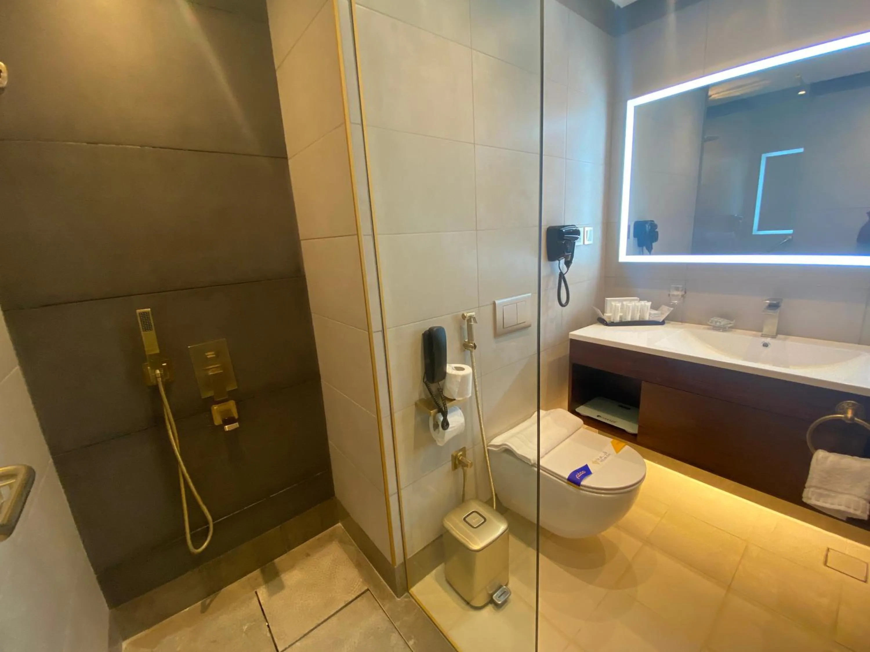 Bathroom in Velar Inn Hotel