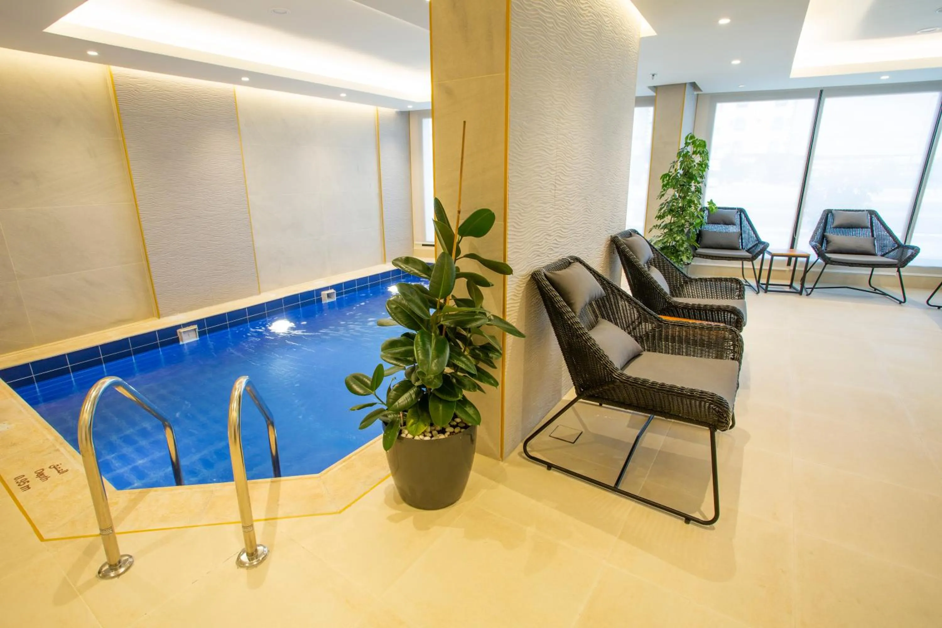 Swimming pool in Velar Inn Hotel