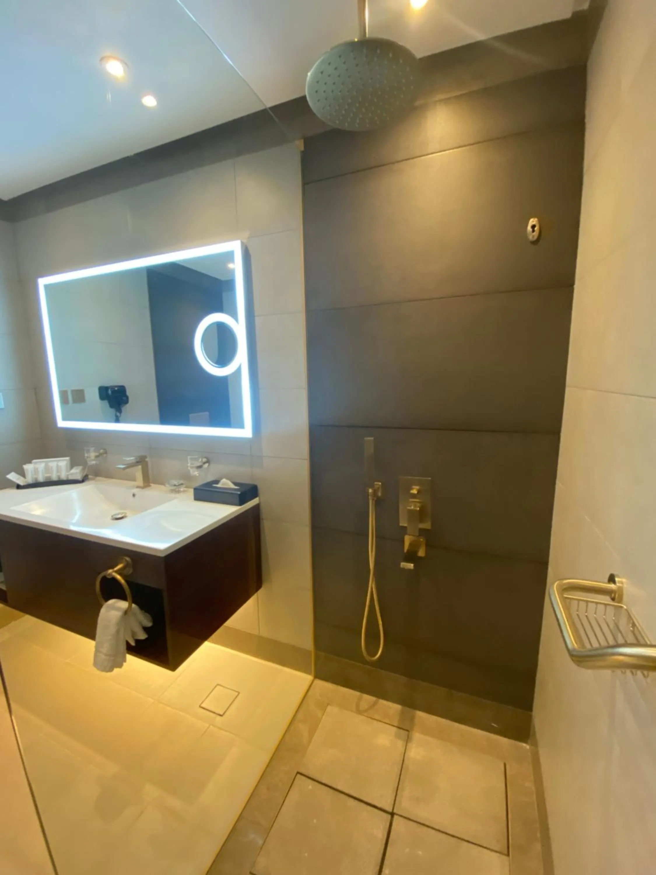 Bathroom in Velar Inn Hotel