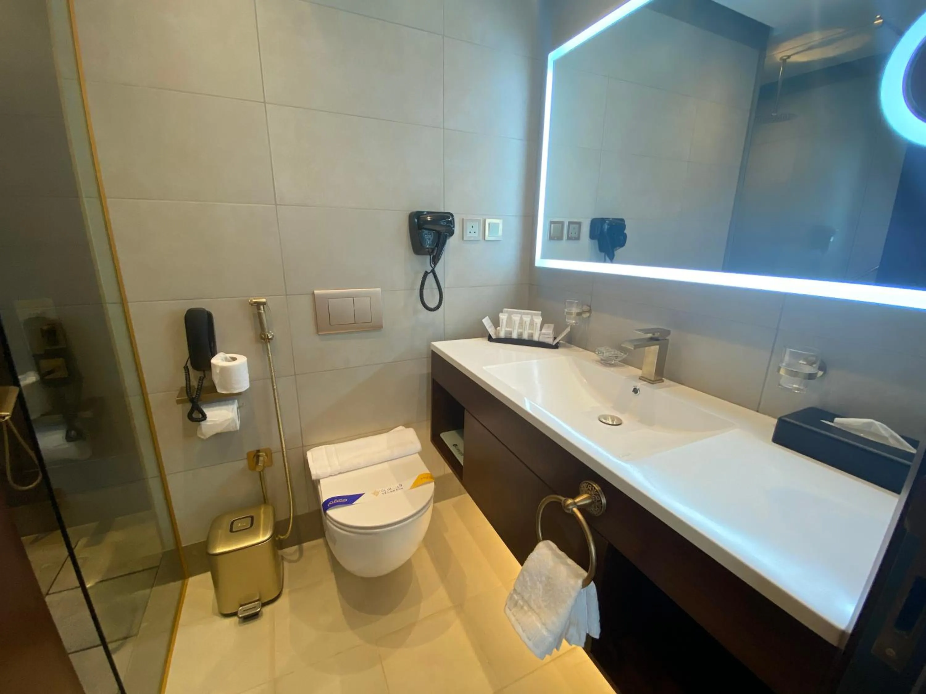 Bathroom in Velar Inn Hotel