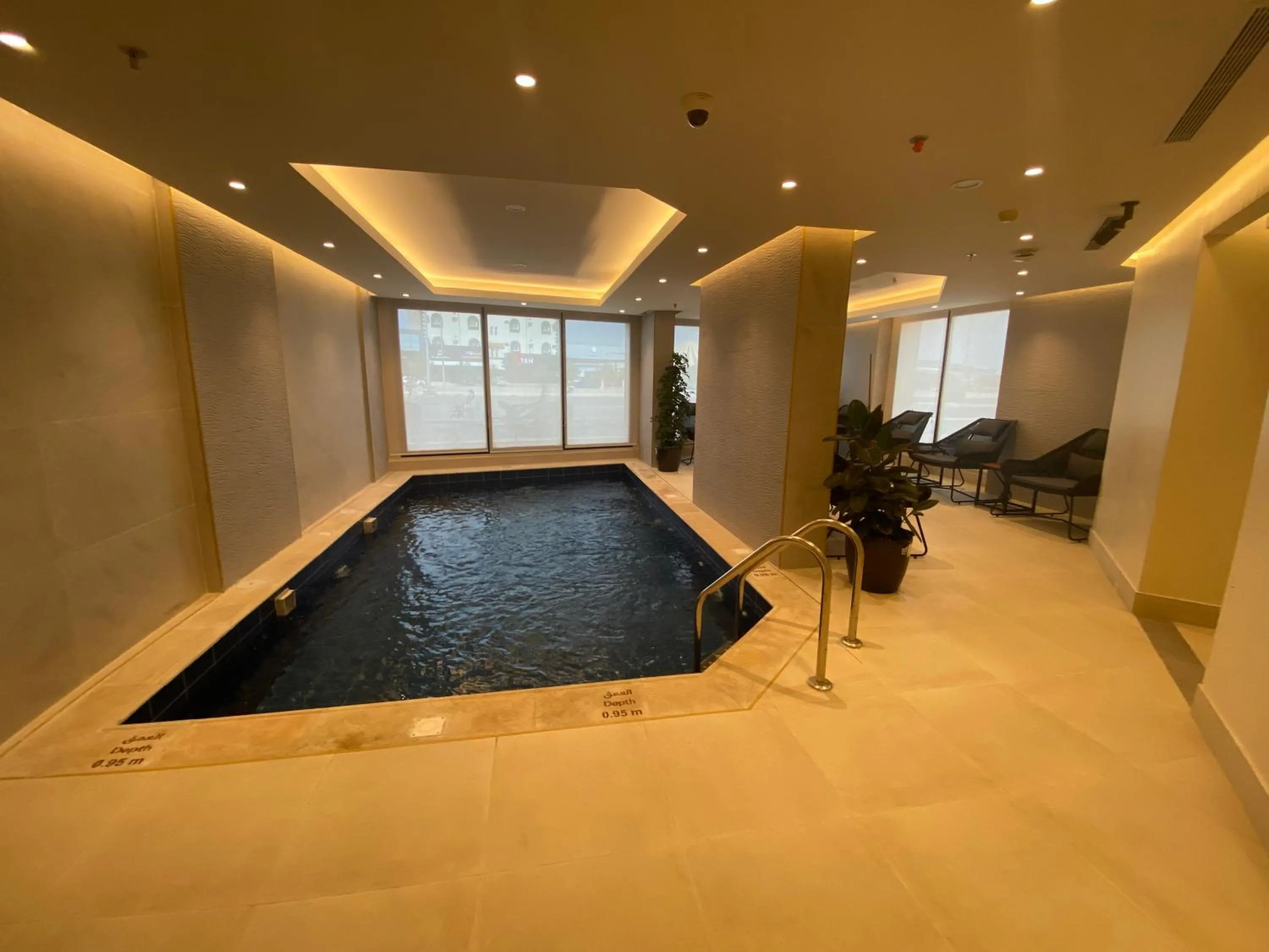 Swimming pool in Velar Inn Hotel