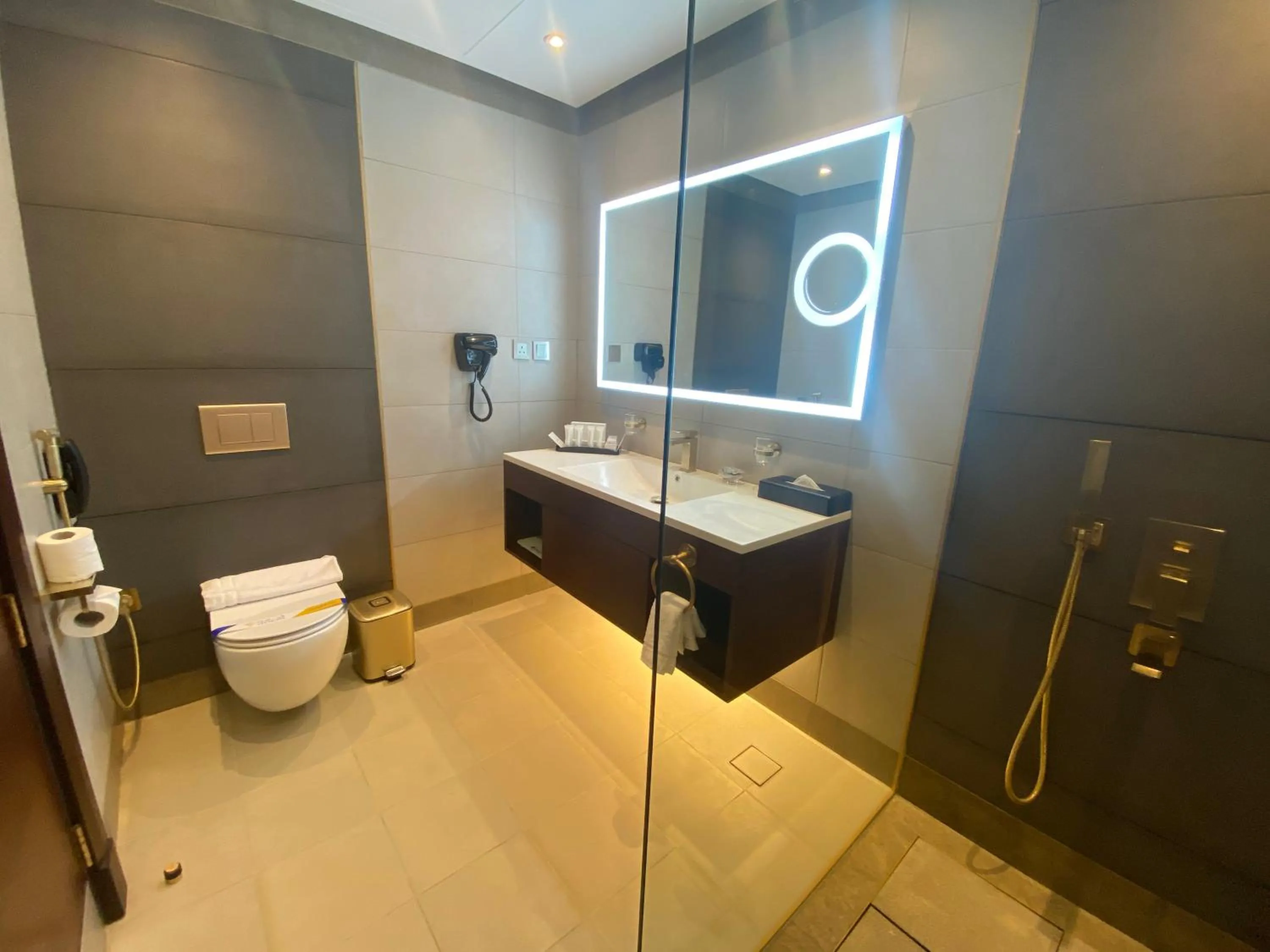 Bathroom in Velar Inn Hotel